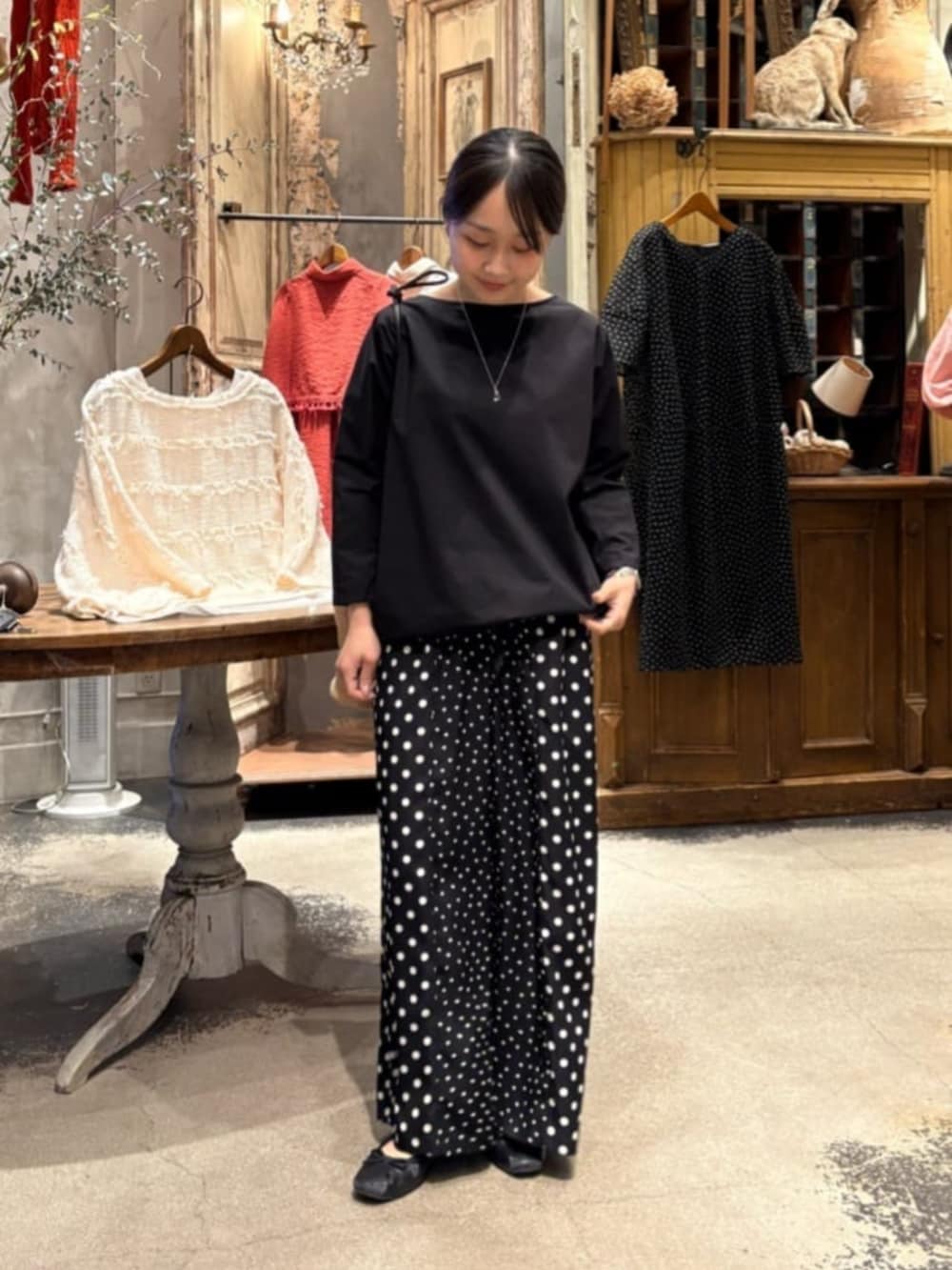 ブラック系のシャツ/ブラウス、ブラック系のその他パンツを着用したレディースの春コーディネートの3枚目の写真