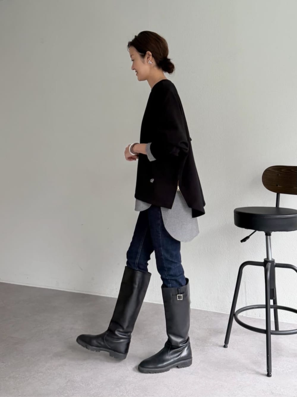 ブラック系のその他パンツ、ブラック系のTシャツ/カットソー、ブラック系のシャツ/ブラウスを着用したレディースの秋コーディネートの2枚目の写真