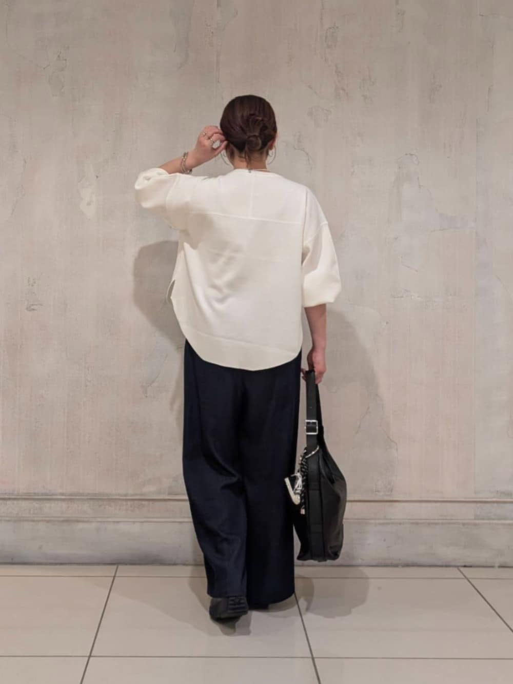 ブルー系のその他パンツ、ブラック系のショルダーバッグ、ホワイト系のTシャツ/カットソーを着用したレディースの春コーディネートの8枚目の写真