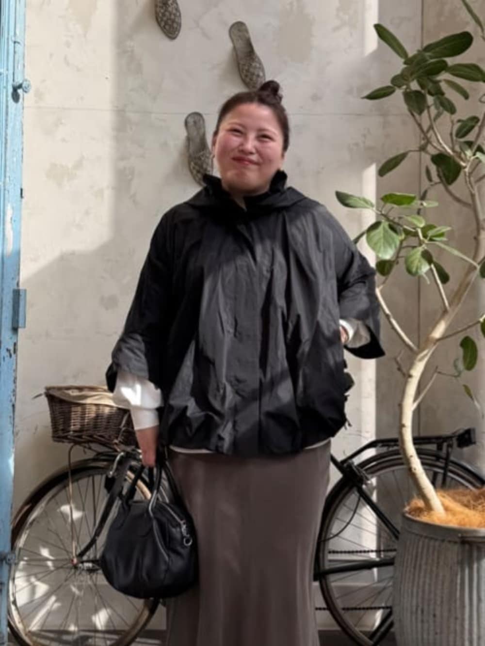 グリーン系のスカート、ブラック系のボストンバッグ、ホワイト系のシャツ/ブラウスを着用したレディースの冬コーディネートの5枚目の写真