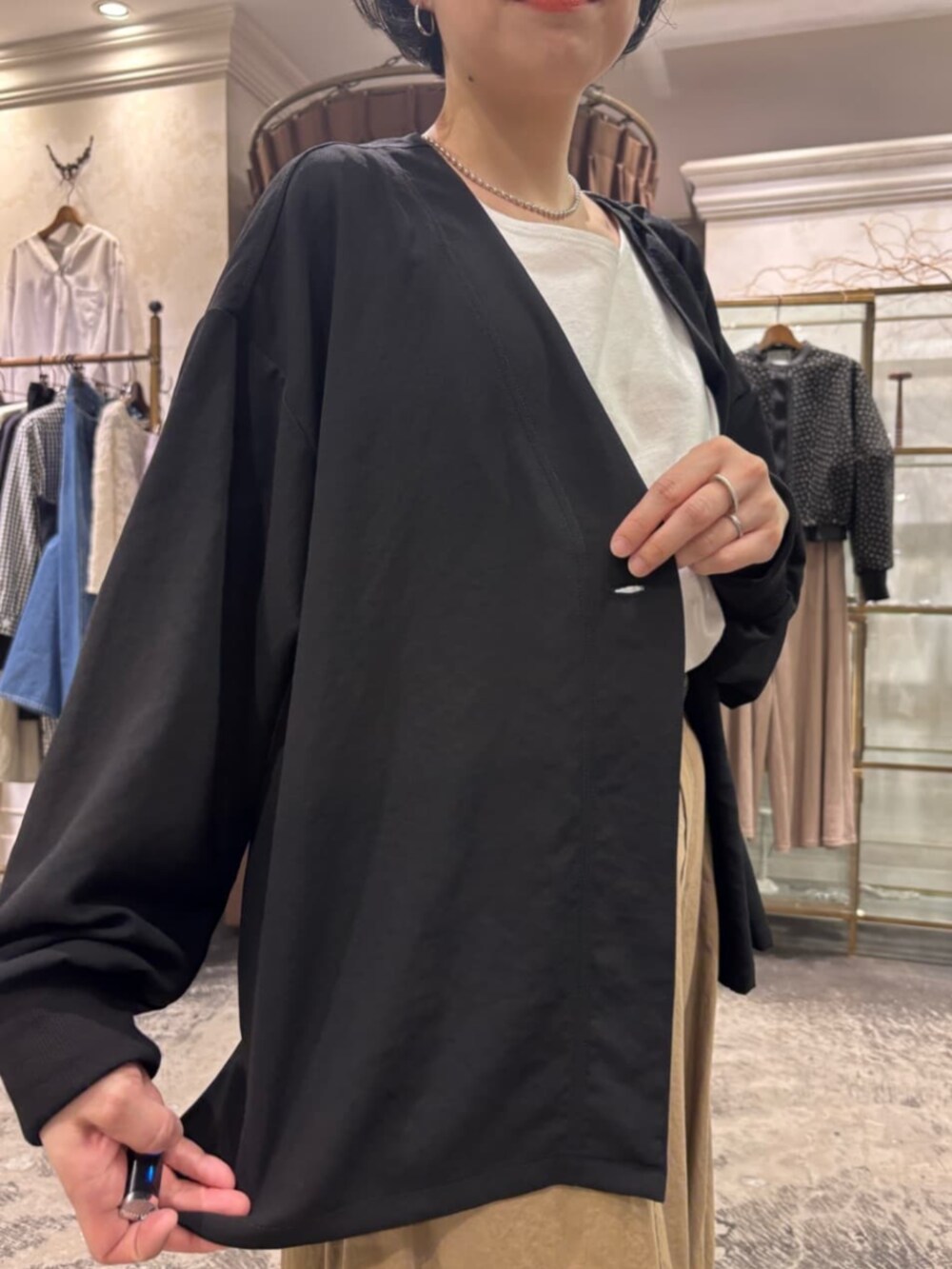 イエロー系のその他パンツ、ホワイト系のキャミソール、ブラック系のその他アウターを着用したレディースの春コーディネートの8枚目の写真
