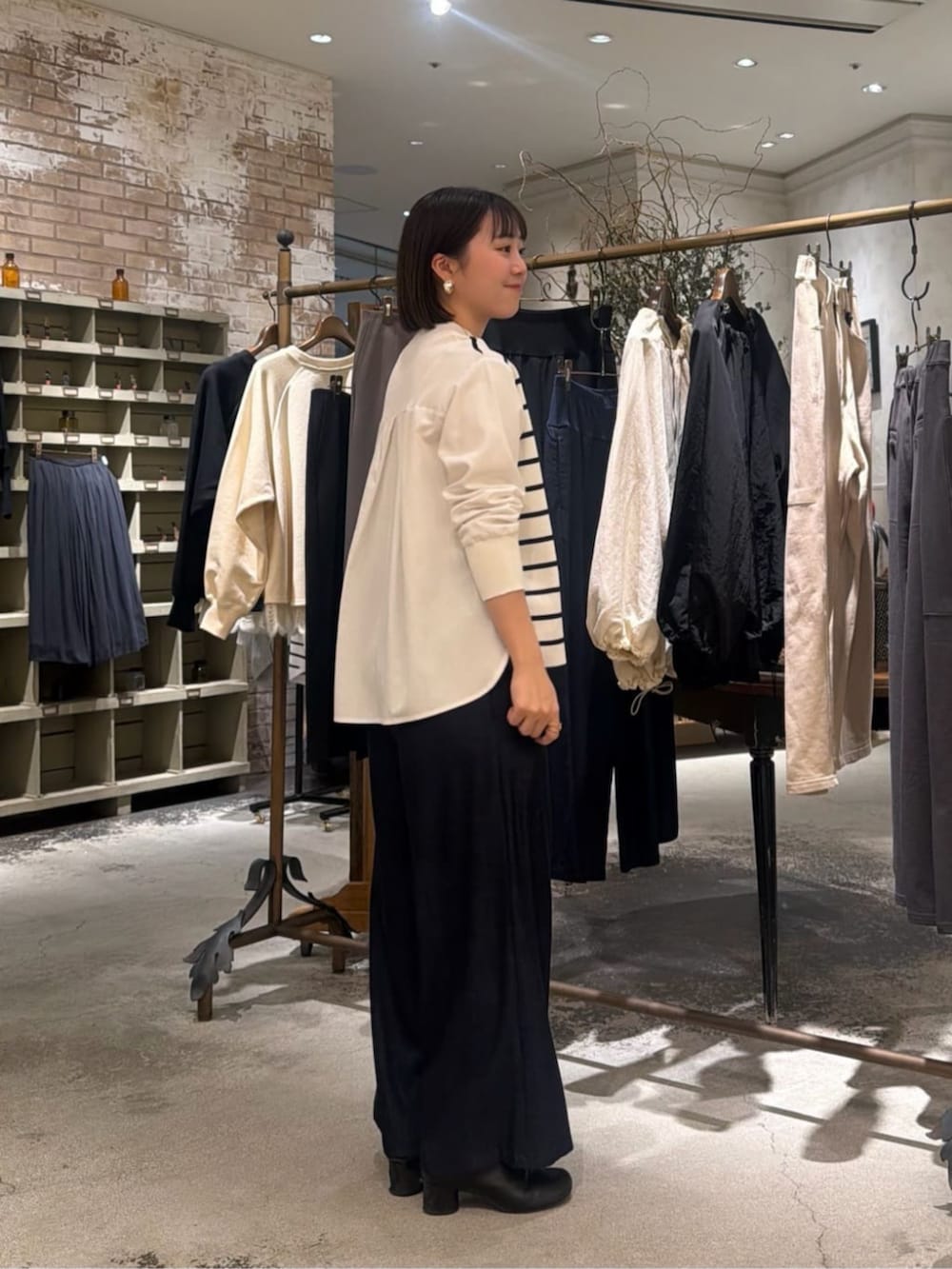 ブルー系のその他パンツ、ホワイト系のニット/セーターを着用したレディースの冬コーディネートの2枚目の写真