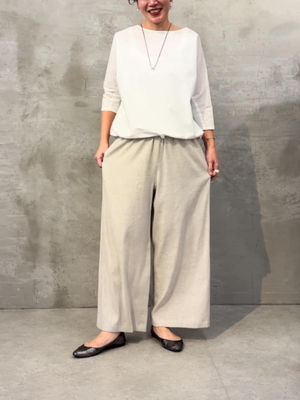 ホワイト系のシャツ/ブラウス、ベージュ系のその他パンツを着用したレディースの春コーディネートの2枚目の写真