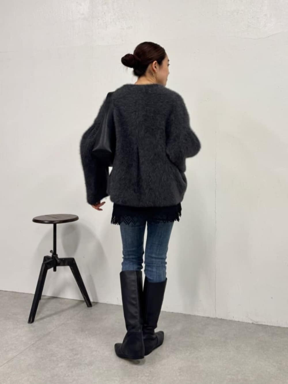 ブルー系のデニムパンツ、グレー系のその他アウター、ブラック系のキャミソールを着用したレディースの秋コーディネートの5枚目の写真