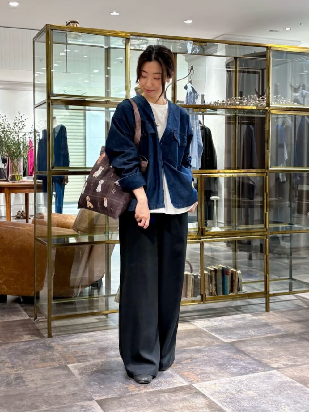 ブルー系のシャツ/ブラウス、ベージュ系のトートバッグ、ブラック系のその他パンツを着用したレディースの秋コーディネートの2枚目の写真