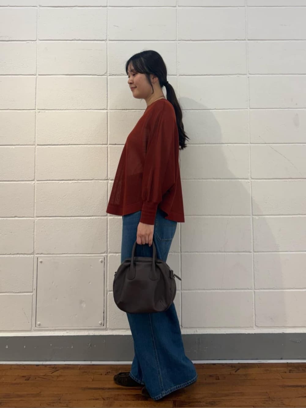 ブルー系のその他パンツ、グリーン系のニット/セーターを着用したレディースの夏コーディネートの2枚目の写真