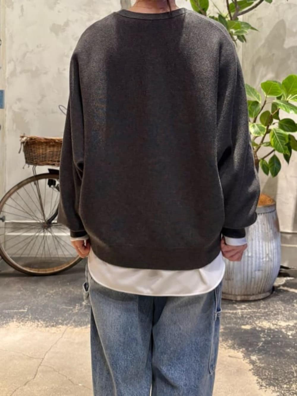 ホワイト系のシャツ/ブラウス、ブルー系のデニムパンツ、シルバー系のトートバッグを着用したレディースの夏コーディネートの8枚目の写真