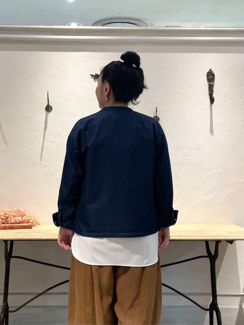 ブラック系のトートバッグ、ブルー系のシャツ/ブラウス、イエロー系のその他パンツを着用したレディースの秋コーディネートの4枚目の写真