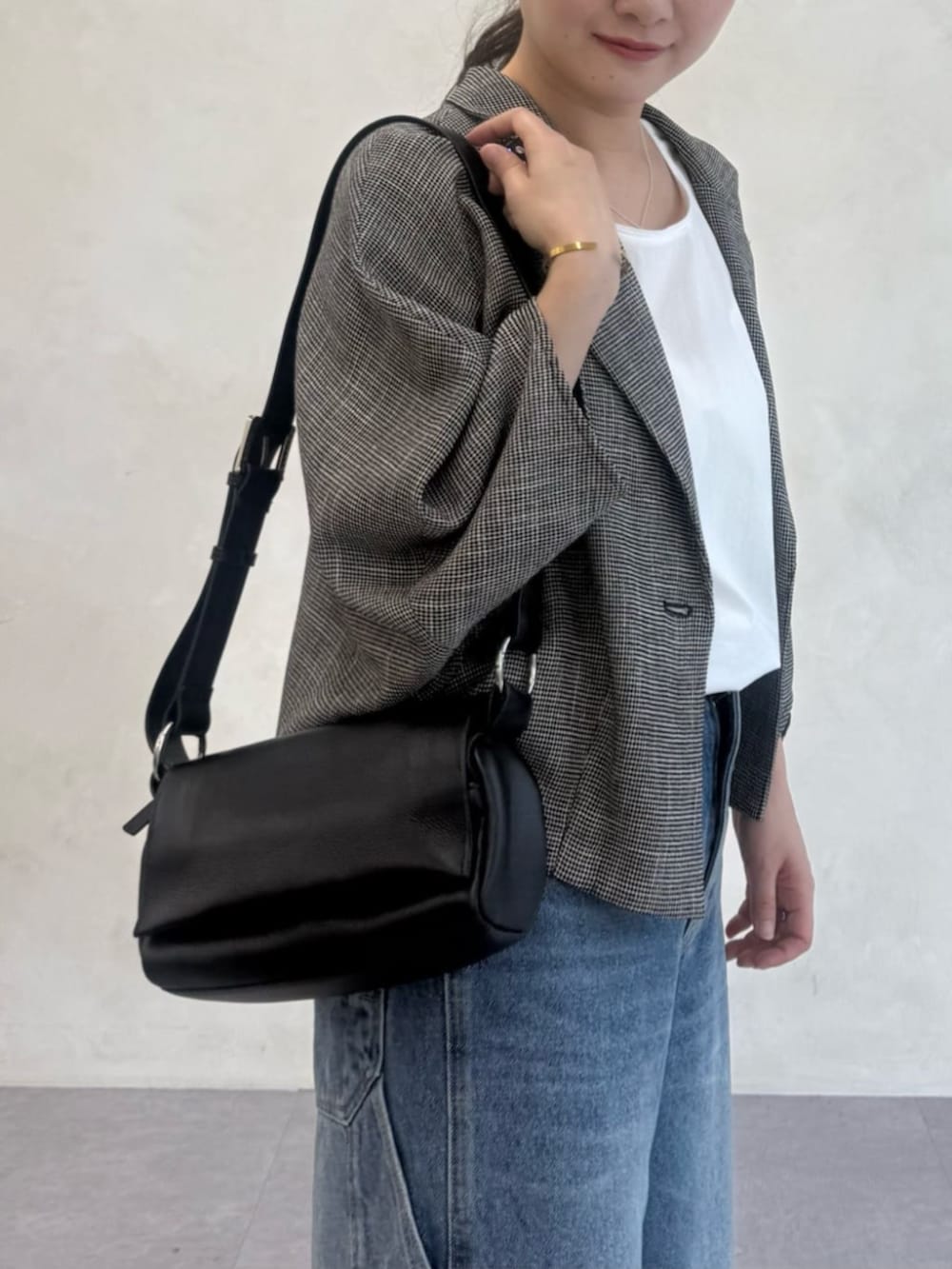 ブルー系のその他パンツ、ホワイト系のシャツ/ブラウス、ベージュ系のテーラードジャケットを着用したレディースの春コーディネートの6枚目の写真