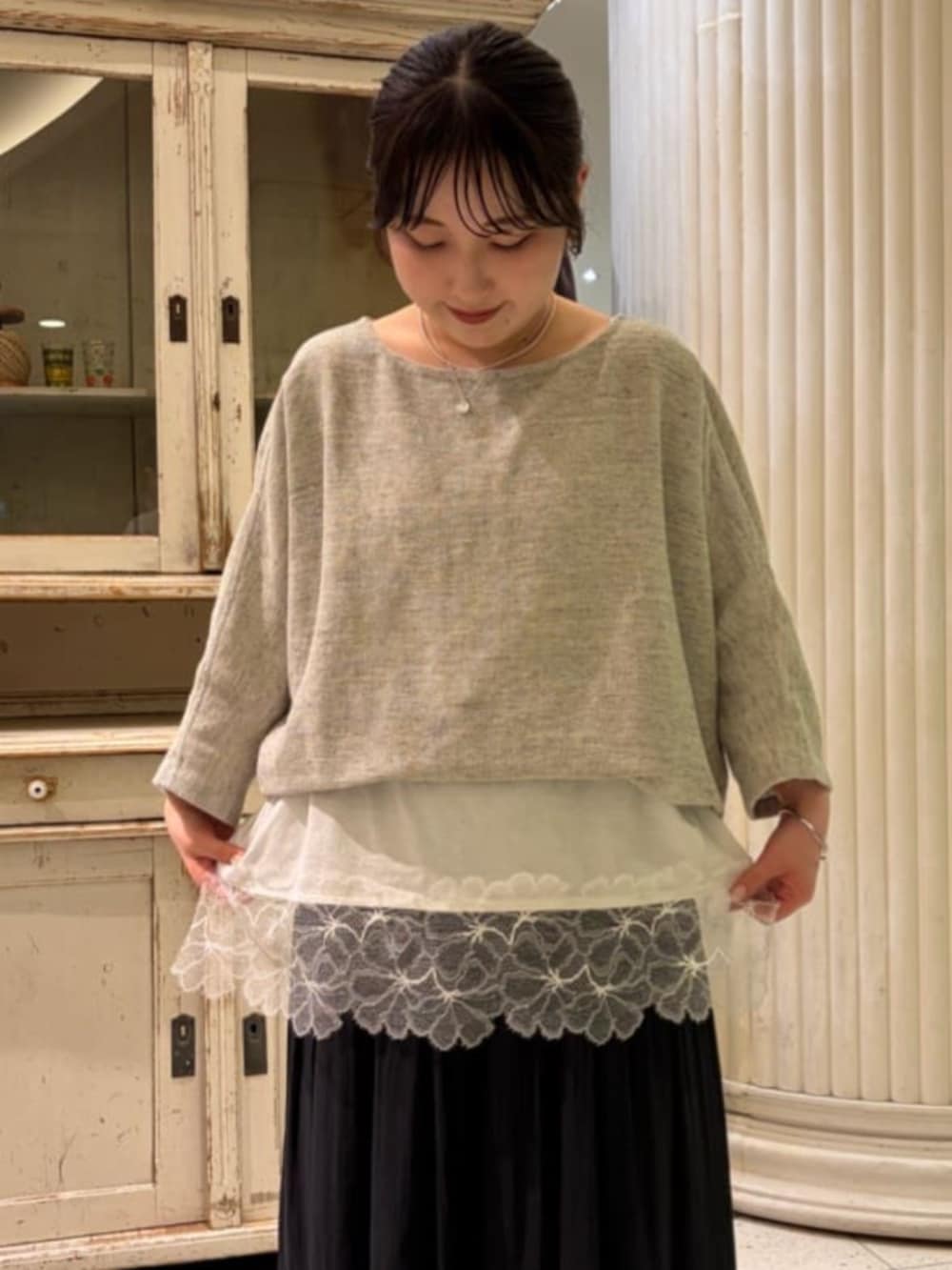 ブラック系のその他パンツ、ホワイト系のトートバッグ、グレー系のニット/セーターを着用したレディースの春コーディネートの6枚目の写真