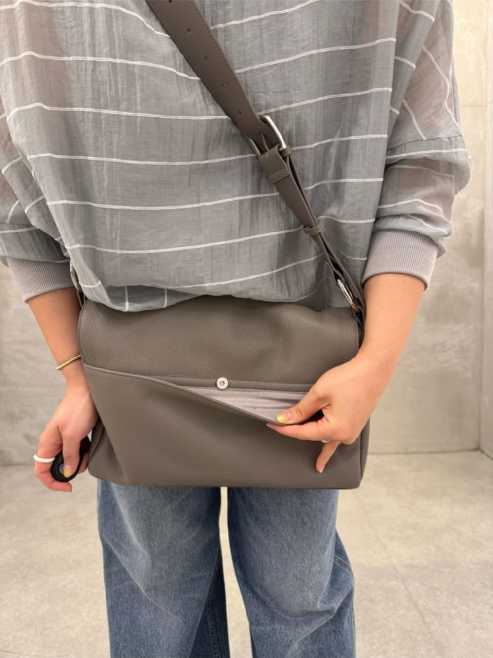 ブルー系のその他パンツ、ホワイト系のサンダル、グレー系のシャツ/ブラウスを着用したレディースの春コーディネートの10枚目の写真