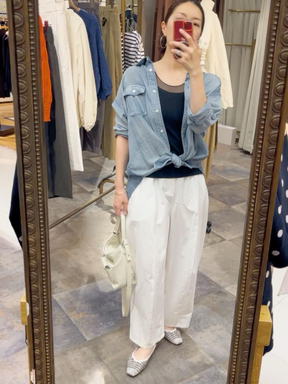 ブルー系のシャツ/ブラウス、ホワイト系のトートバッグ、ホワイト系のその他パンツを着用したレディースの春コーディネートの3枚目の写真