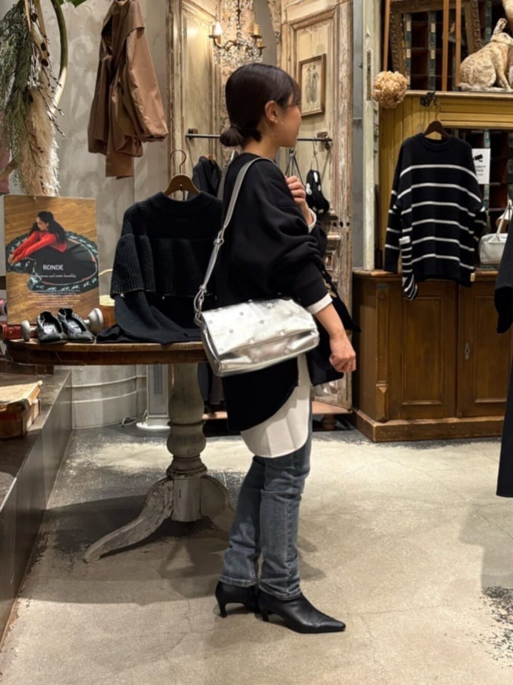 ブルー系のデニムパンツ、ホワイト系のシャツ/ブラウス、ブルー系のTシャツ/カットソーを着用したレディースの冬コーディネートの6枚目の写真