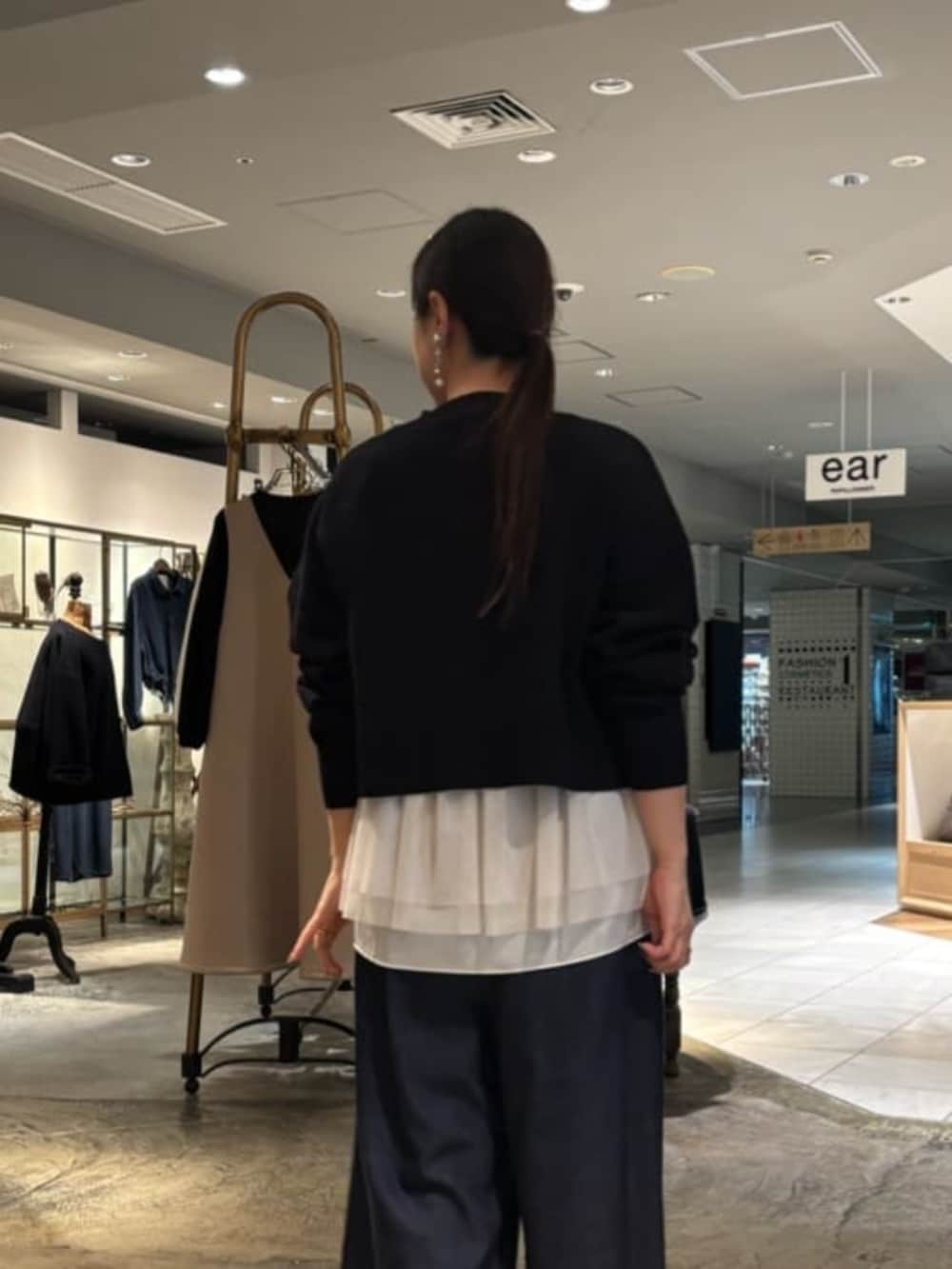 ブルー系のその他パンツ、ブラック系のカーディガン/ボレロ、ホワイト系のタンクトップを着用したレディースの冬コーディネートの2枚目の写真