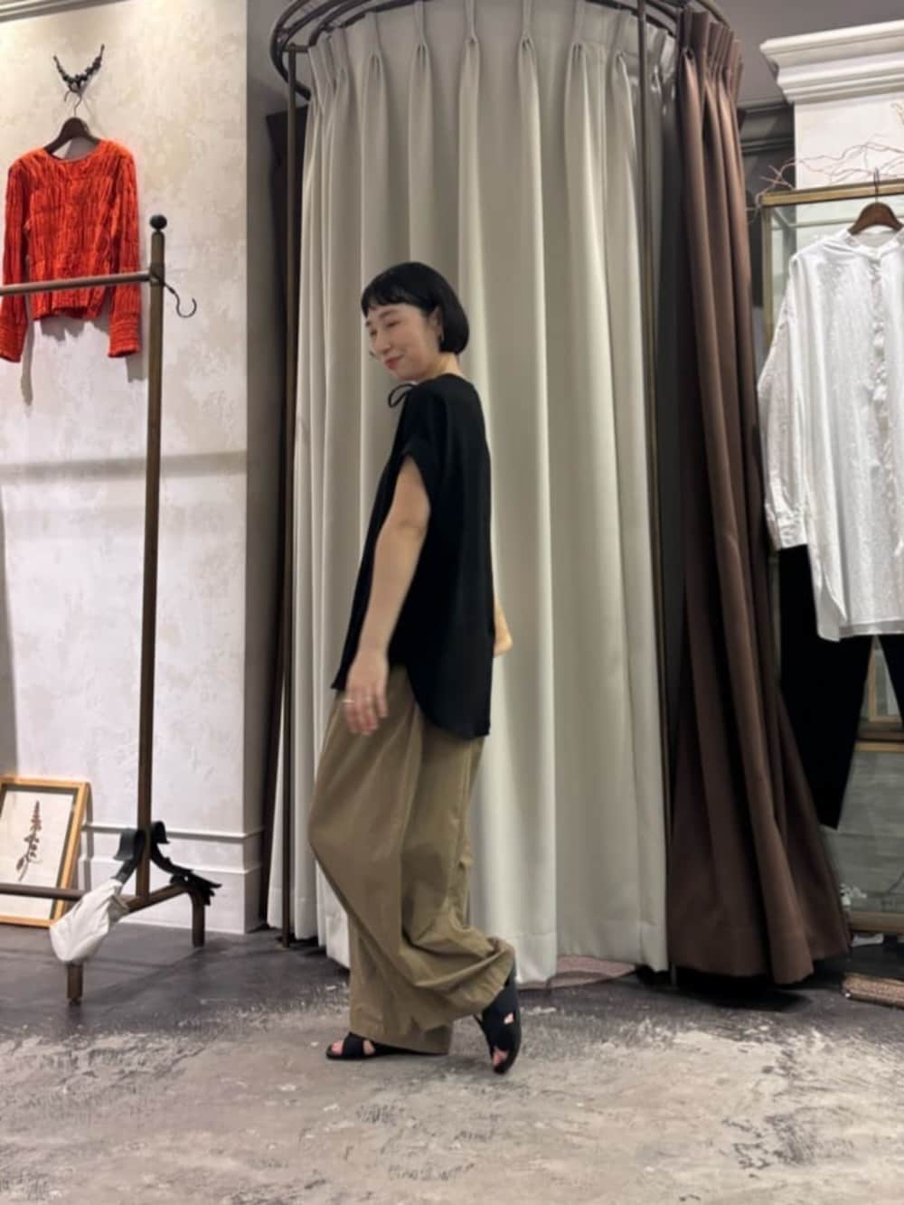 ブラック系のシャツ/ブラウス、イエロー系のその他パンツを着用したレディースの春コーディネートの2枚目の写真