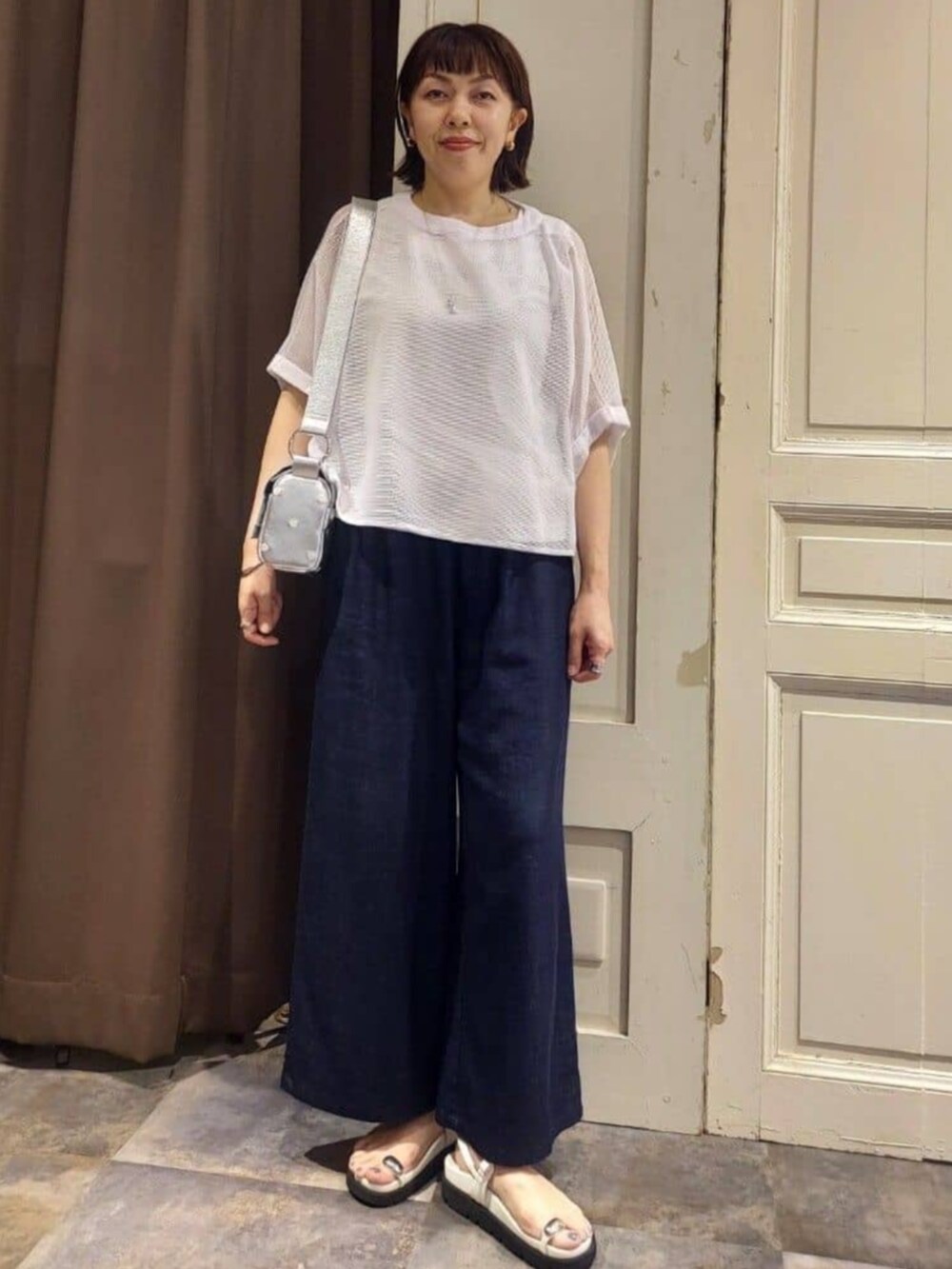 ブルー系のその他パンツを着用したレディースの春コーディネートの4枚目の写真