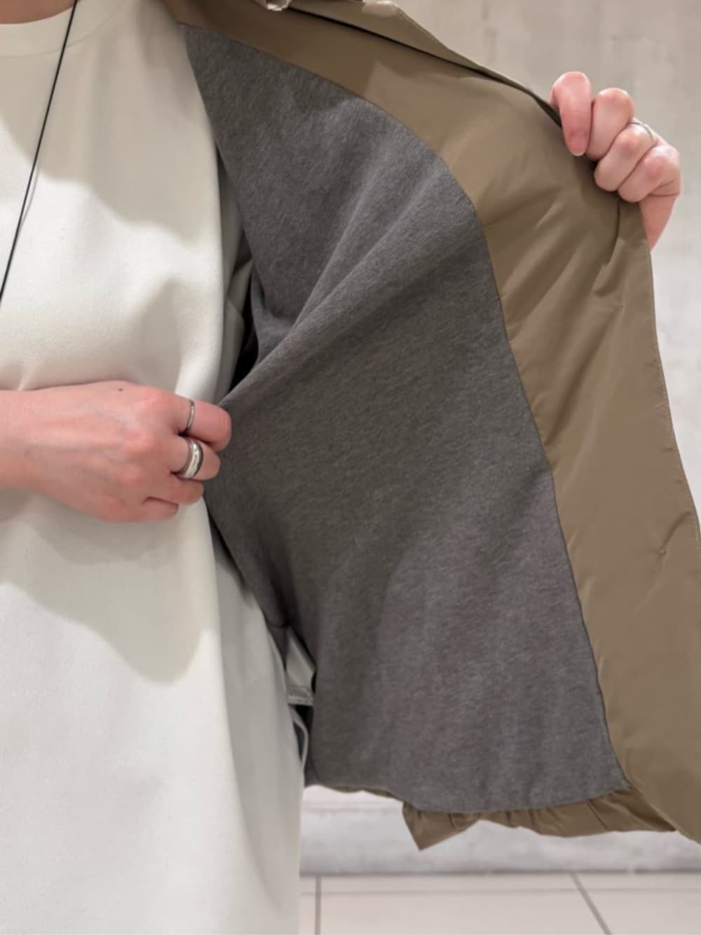 ブルー系のその他パンツ、ホワイト系のシャツ/ブラウス、ブラウン系のブルゾンを着用したレディースの冬コーディネートの8枚目の写真