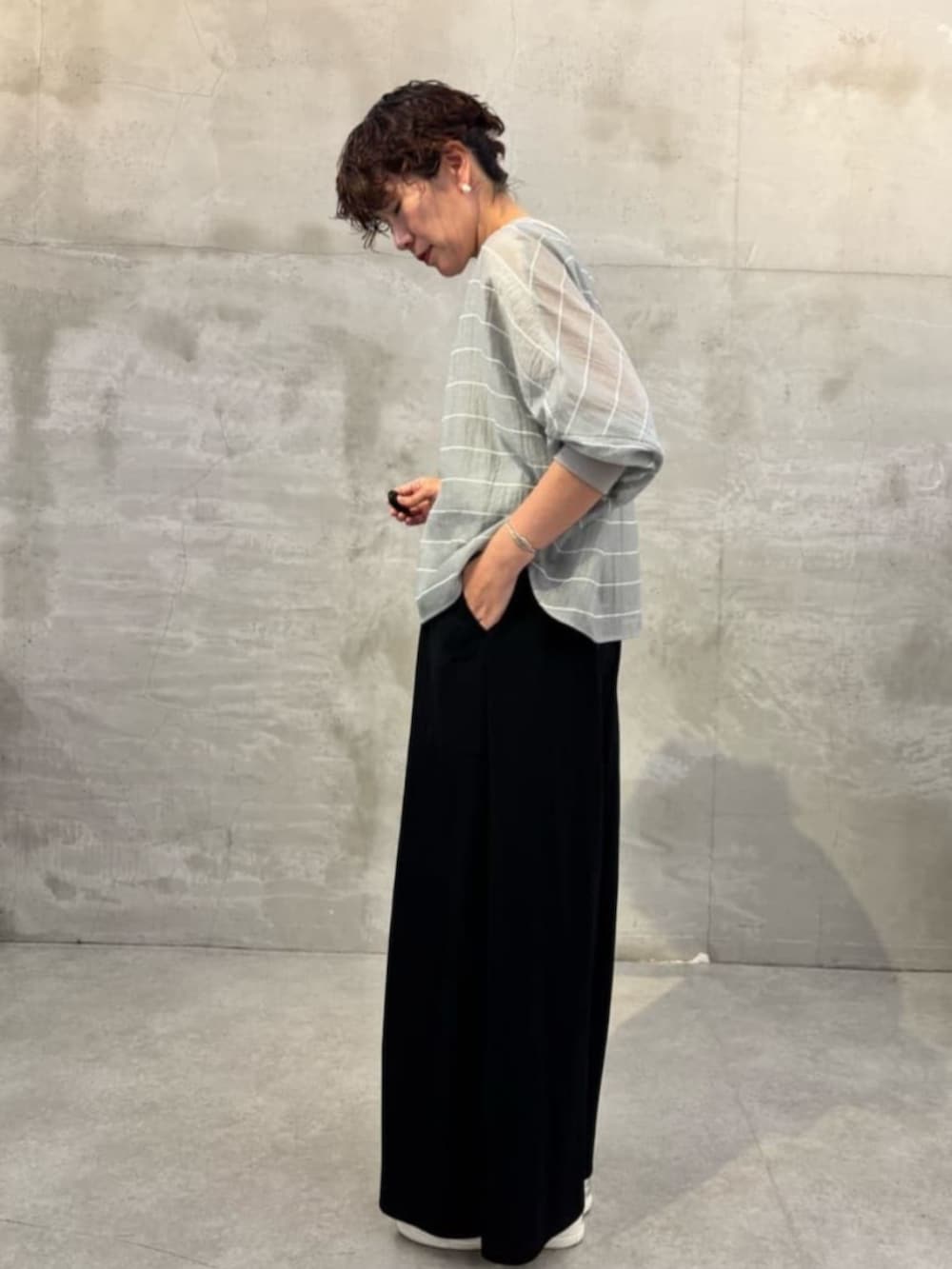 ブラック系のその他パンツ、グレー系のシャツ/ブラウスを着用したレディースの春コーディネートの4枚目の写真