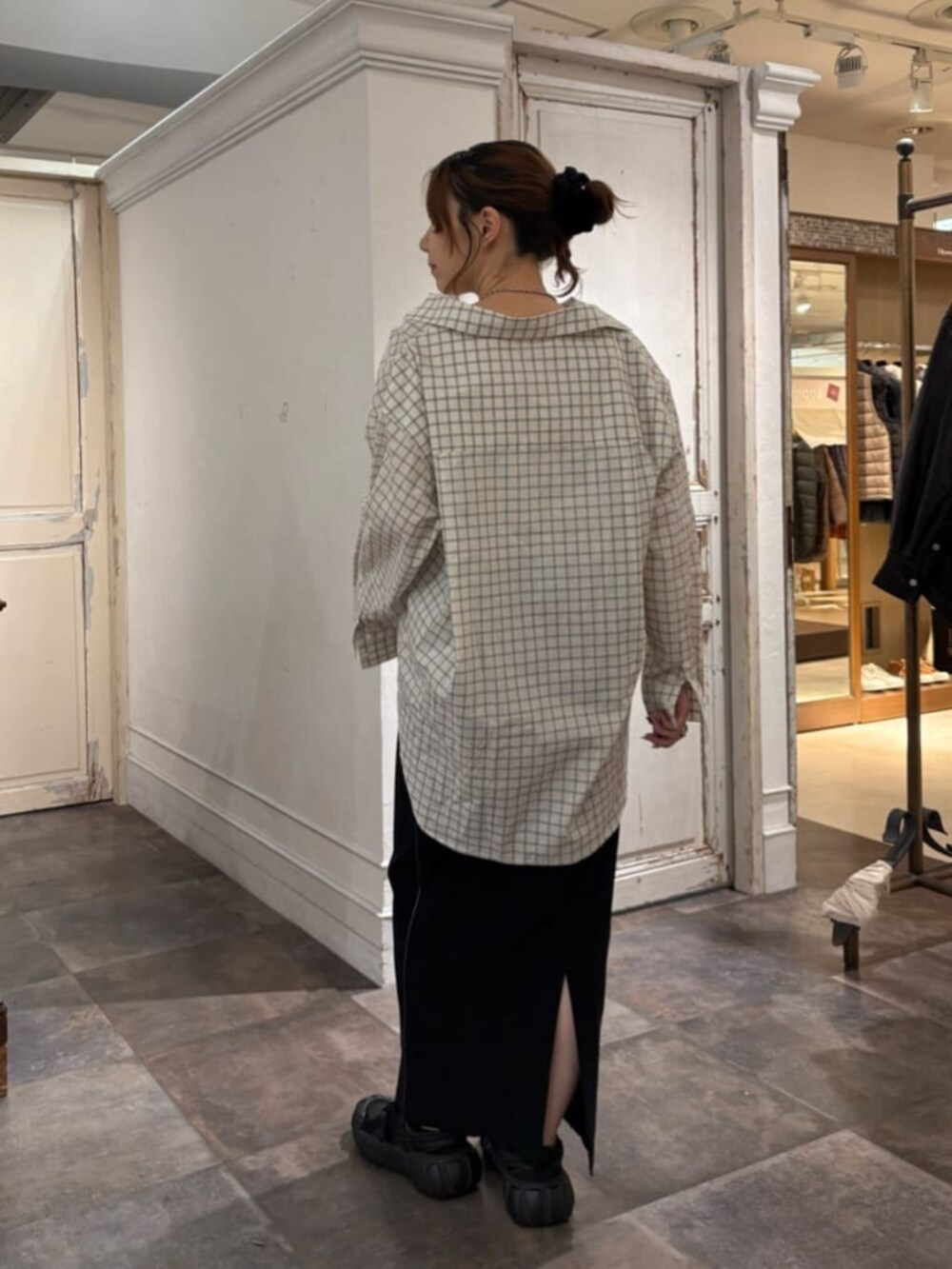 ホワイト系のシャツ/ブラウス、ブラック系のスカートを着用したレディースの冬コーディネートの2枚目の写真