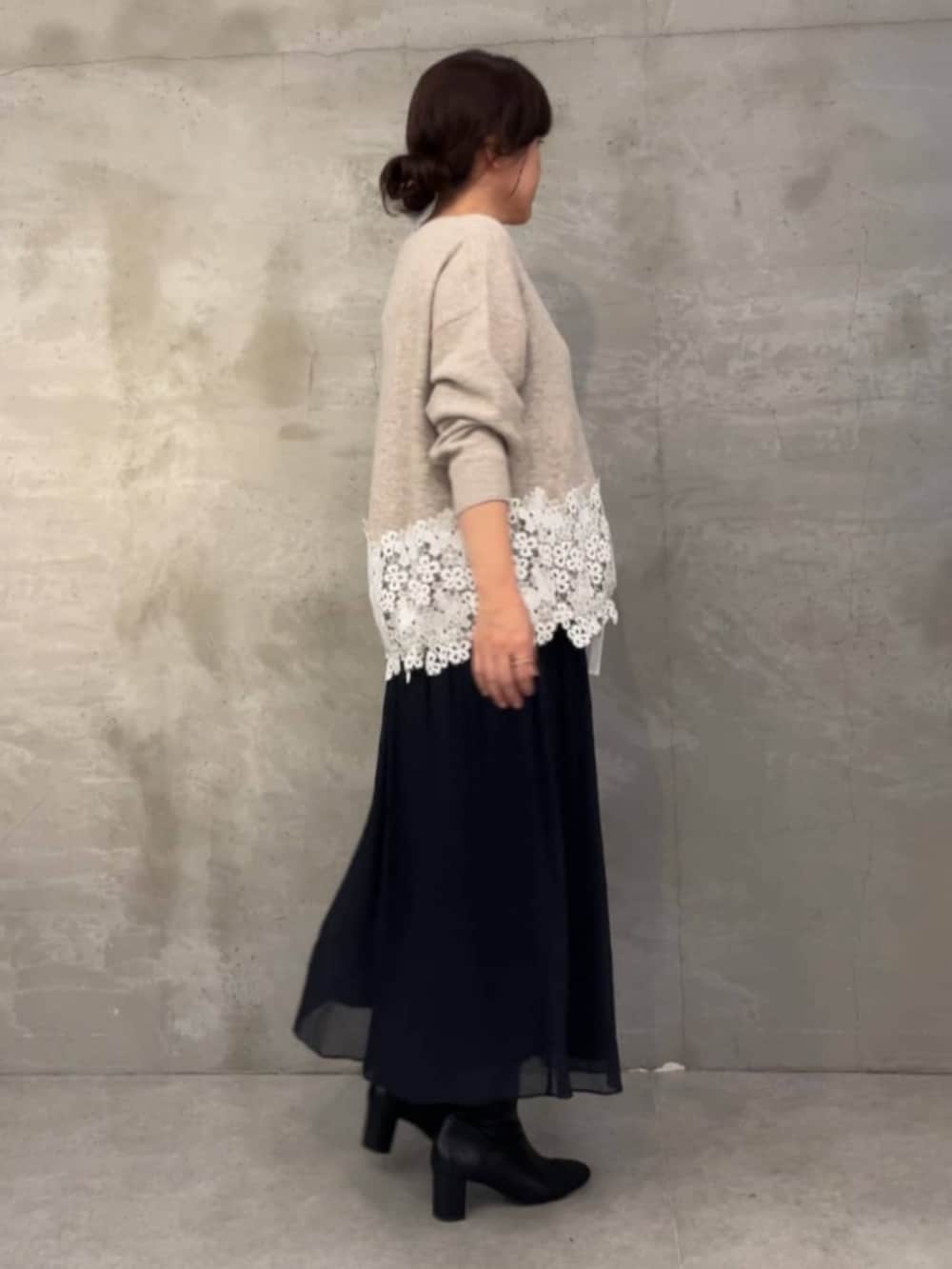 ブラック系のその他パンツ、ベージュ系のニット/セーターを着用したレディースの秋コーディネートの3枚目の写真