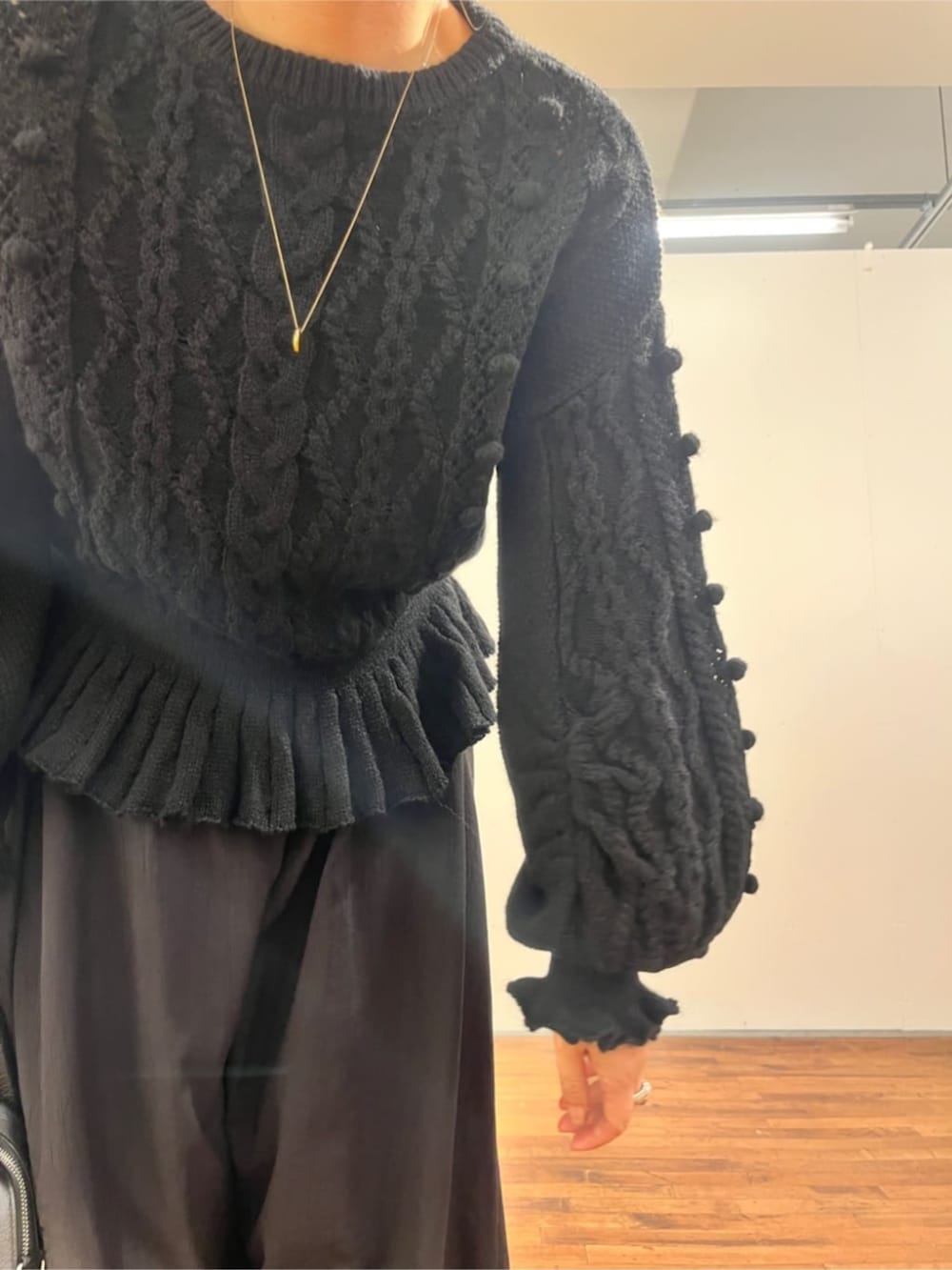 ブラック系のその他パンツ、ブラック系のニット/セーターを着用したレディースの夏コーディネートの7枚目の写真