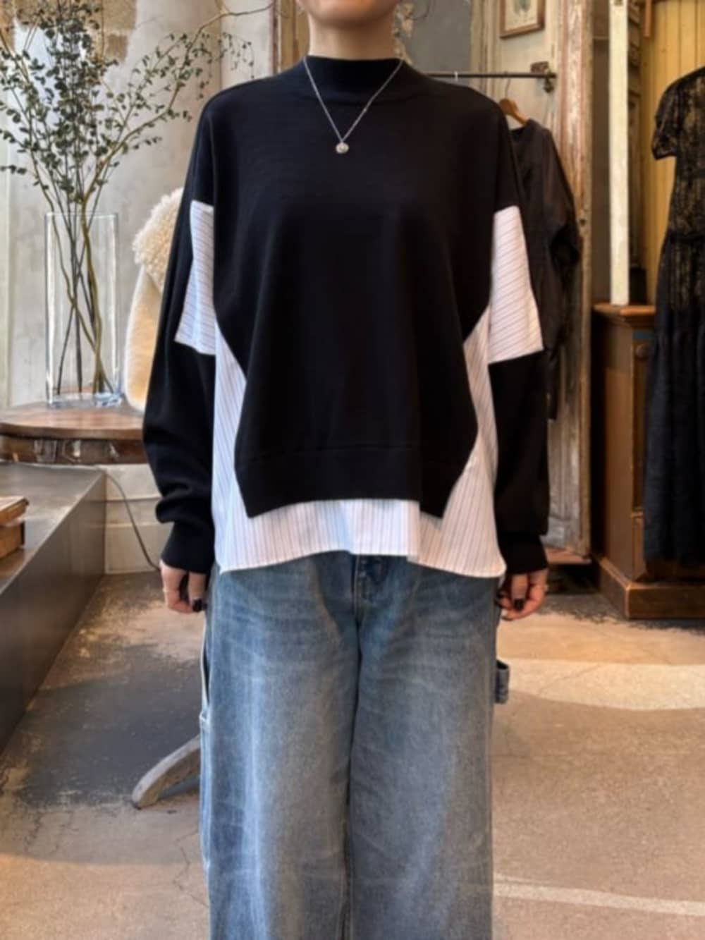 ブルー系のデニムパンツ、ブラック系のニット/セーターを着用したレディースの秋コーディネートの8枚目の写真