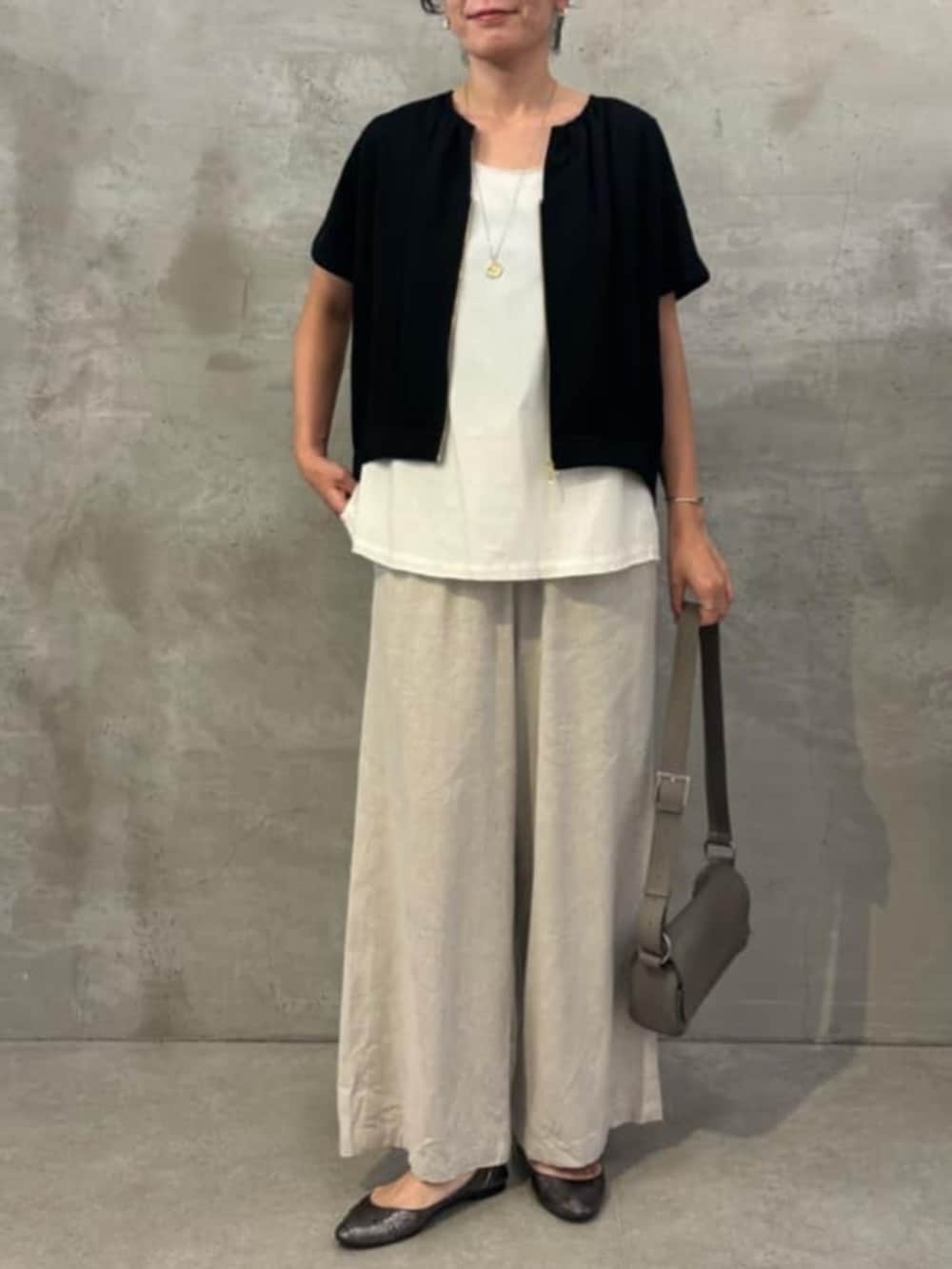 ベージュ系のその他パンツ、ホワイト系のシャツ/ブラウス、ブラック系のベストを着用したレディースの春コーディネートの9枚目の写真