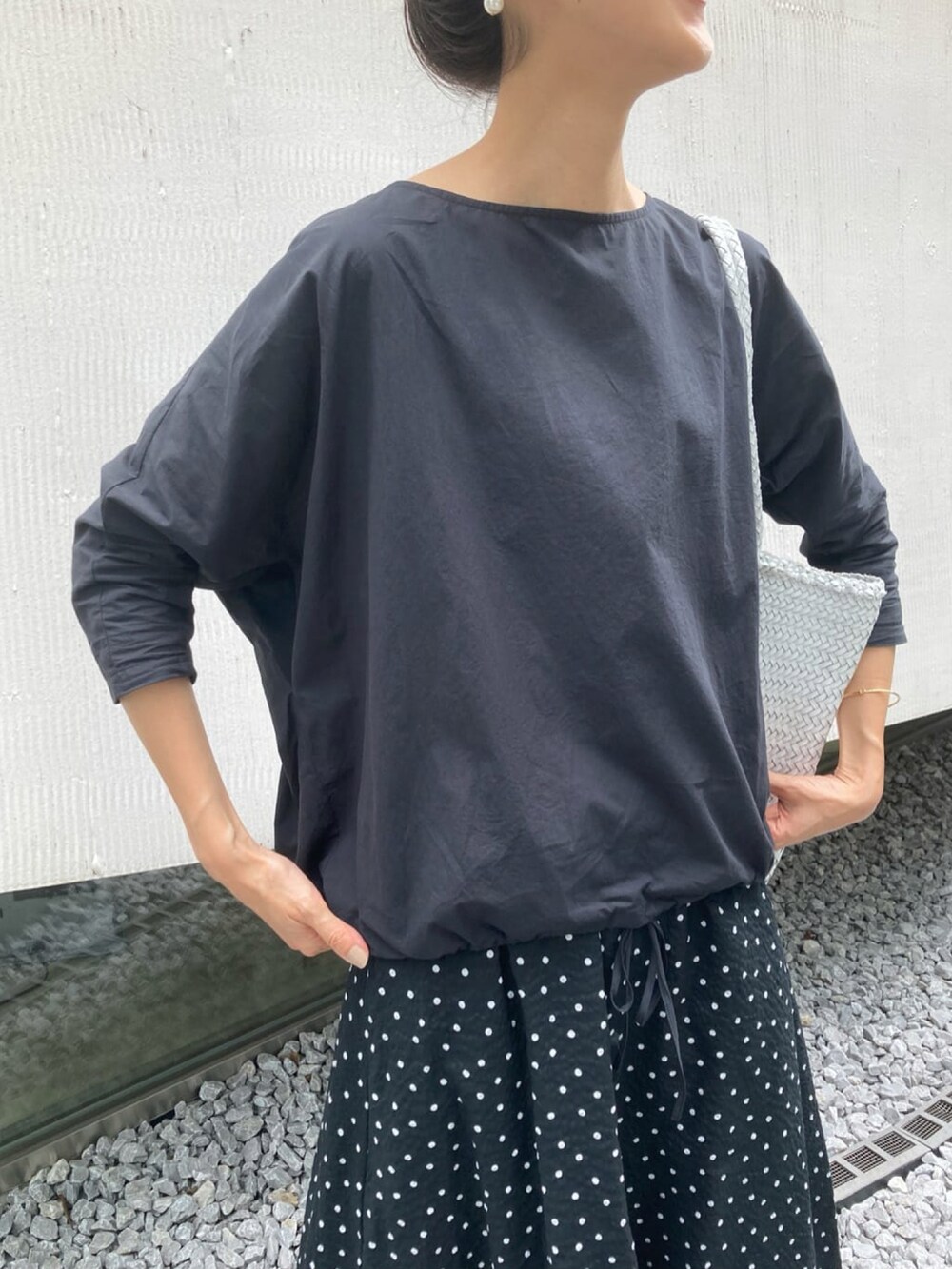 ブラック系のシャツ/ブラウス、ブラック系のスカートを着用したレディースの夏コーディネートの4枚目の写真