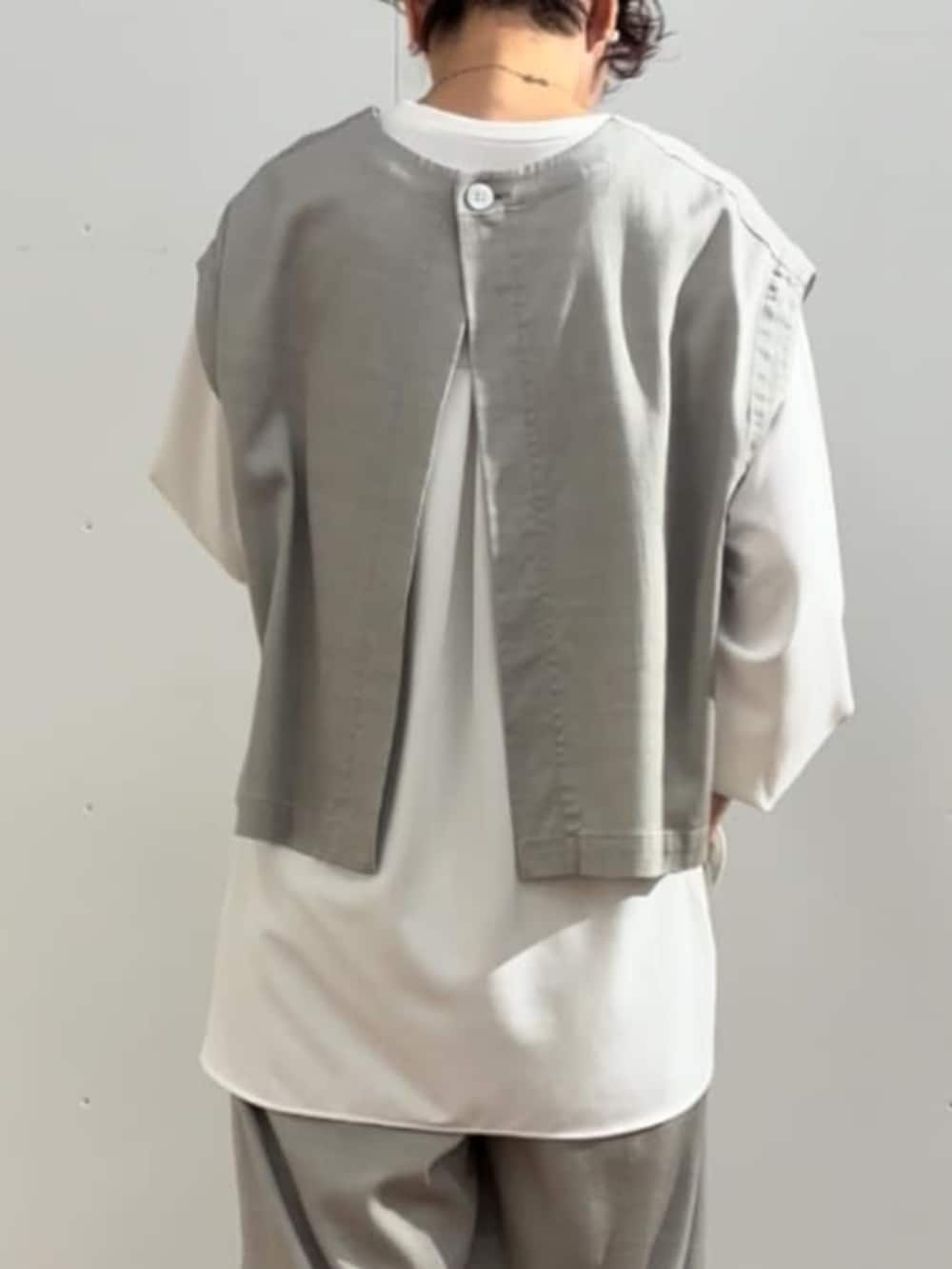 グレー系のシャツ/ブラウス、ホワイト系のシャツ/ブラウス、グレー系のその他パンツを着用したレディースの冬コーディネートの10枚目の写真