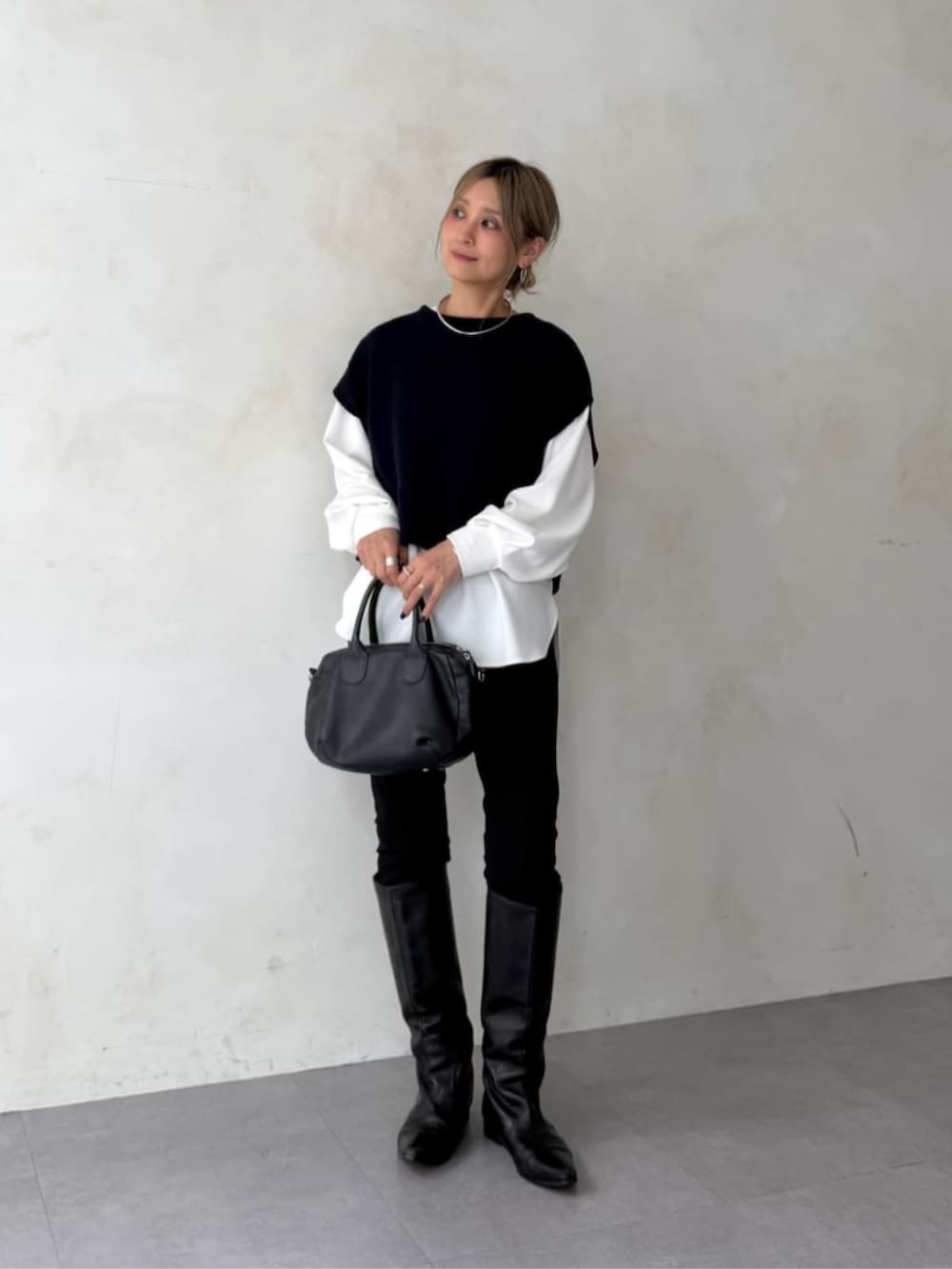ブラック系のその他パンツ、ホワイト系のシャツ/ブラウス、ブルー系のベストを着用したレディースの秋コーディネートの2枚目の写真