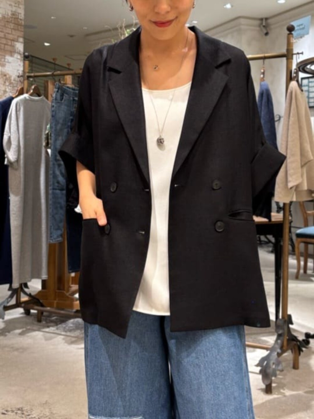 ブルー系のその他パンツ、ホワイト系のシャツ/ブラウス、ブラック系のテーラードジャケットを着用したレディースの春コーディネートの4枚目の写真