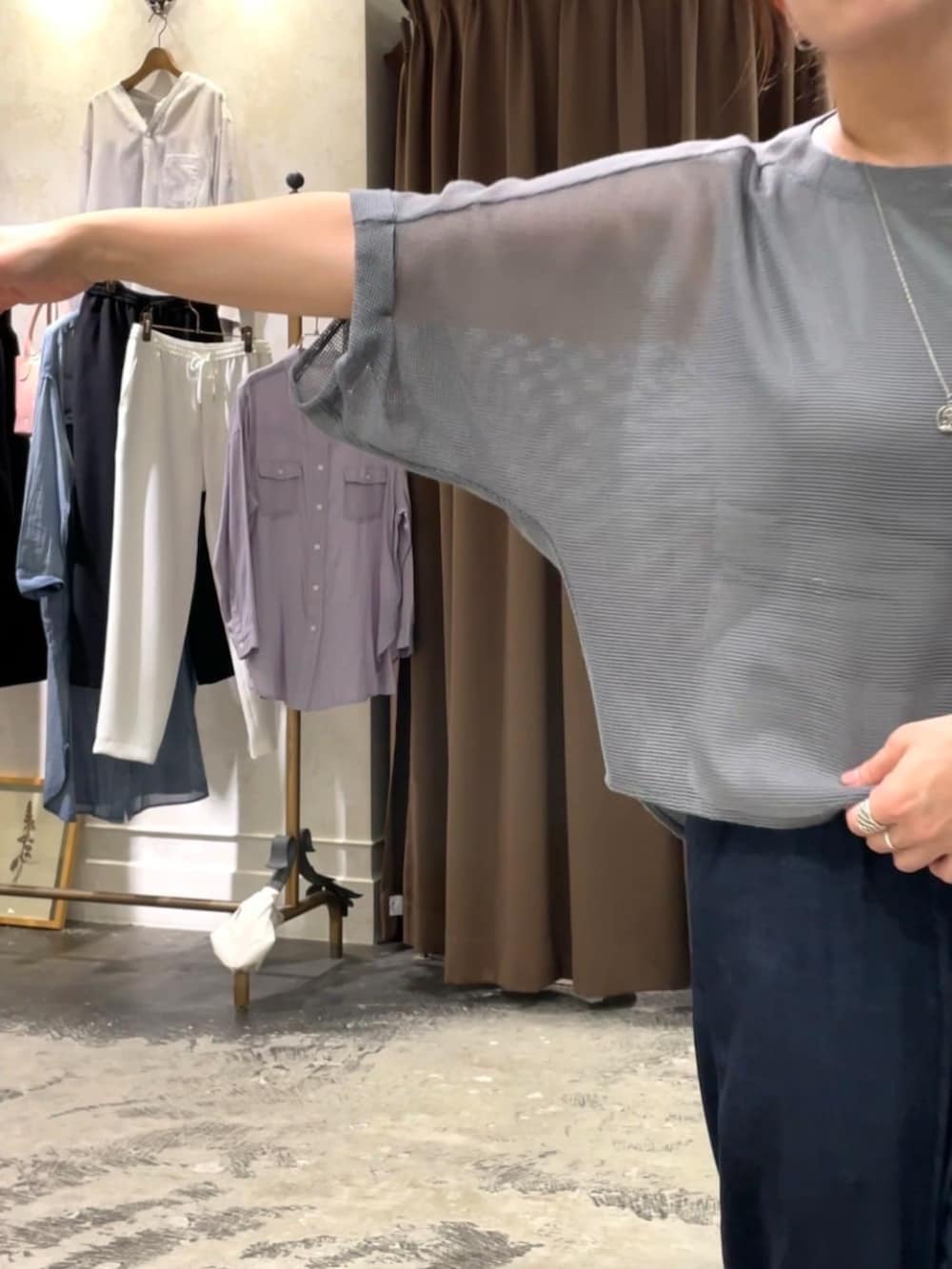 ブラック系のトートバッグ、グレー系のTシャツ/カットソー、グリーン系のその他パンツを着用したレディースの春コーディネートの7枚目の写真