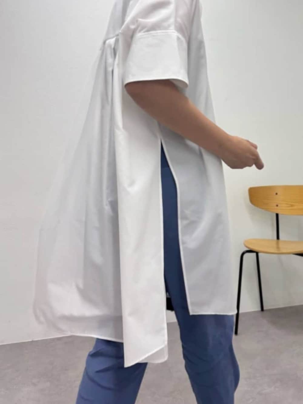 ブルー系のその他パンツ、ホワイト系のワンピースを着用したレディースの春コーディネートの10枚目の写真