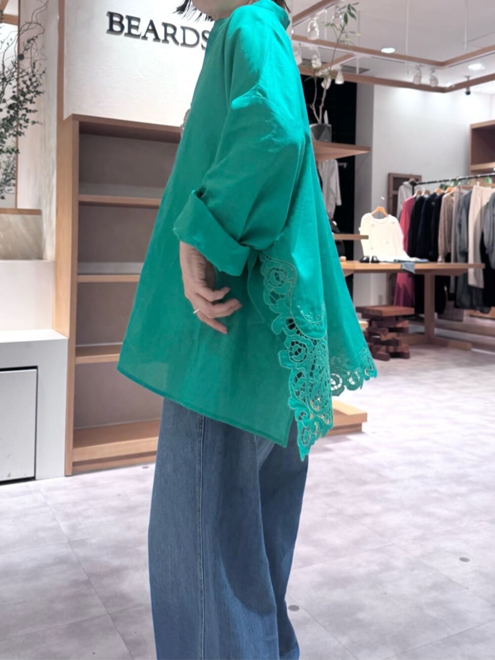 ブルー系のその他パンツ、グリーン系のシャツ/ブラウスを着用したレディースの春コーディネートの10枚目の写真