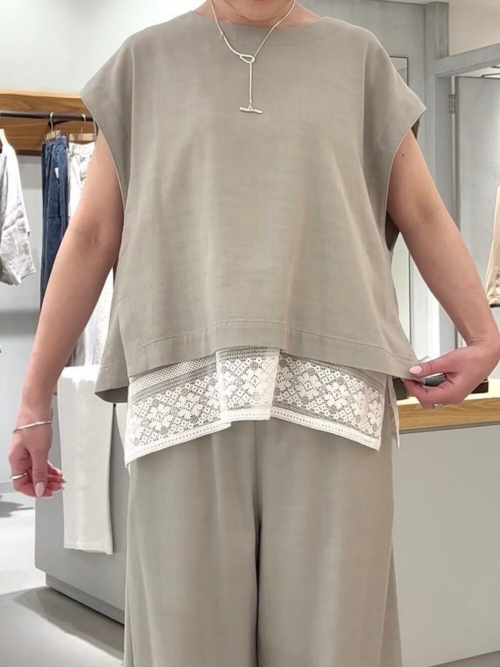 グレー系のシャツ/ブラウス、ホワイト系のシャツ/ブラウス、グレー系のその他パンツを着用したレディースの春コーディネートの8枚目の写真