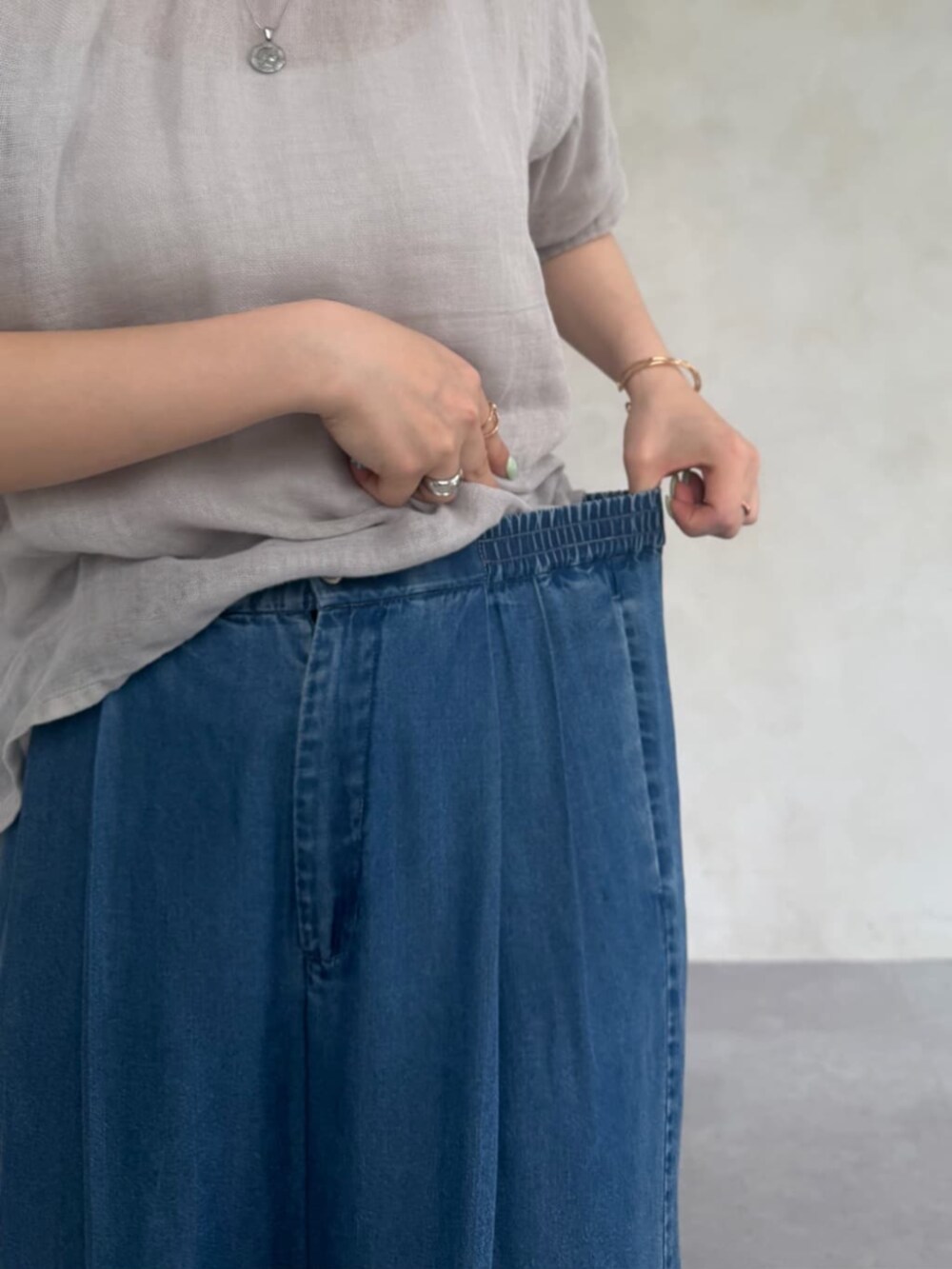 ホワイト系のショルダーバッグ、ブルー系のその他パンツ、グレー系のシャツ/ブラウスを着用したレディースの春コーディネートの6枚目の写真