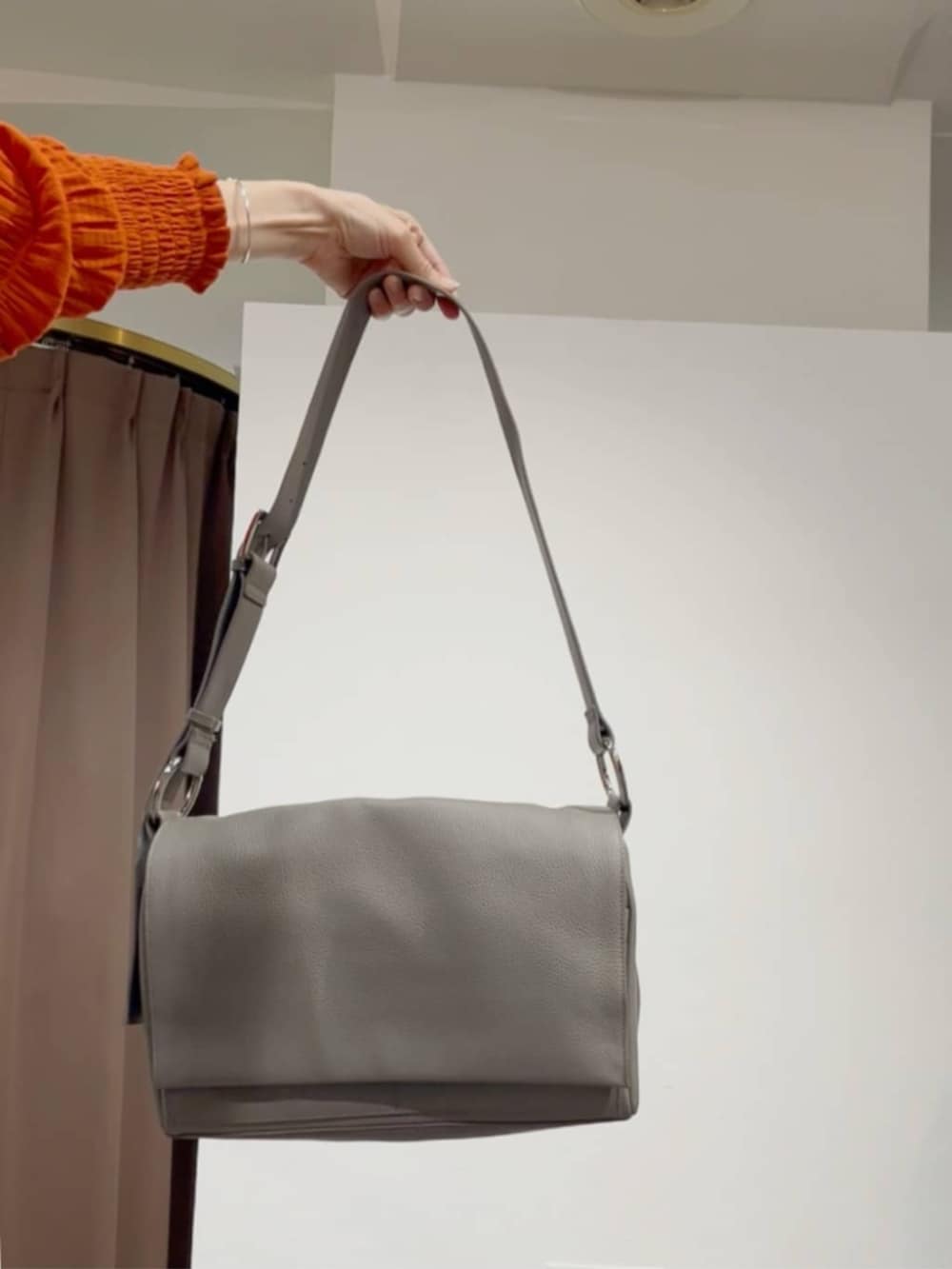 オレンジ系のシャツ/ブラウス、ブルー系のその他パンツ、ホワイト系のサンダルを着用したレディースの春コーディネートの7枚目の写真