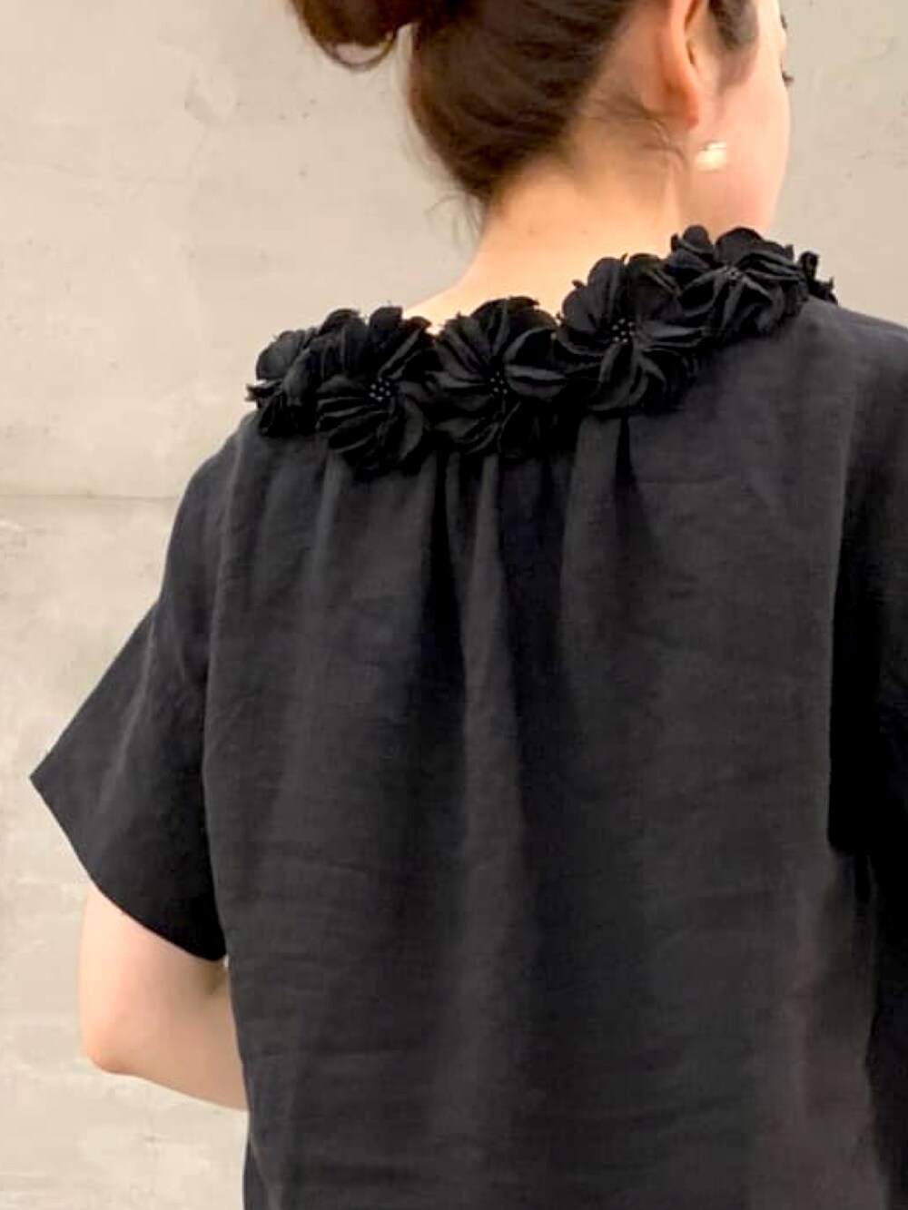 ブラック系のシャツ/ブラウス、ブラック系のその他パンツを着用したレディースの春コーディネートの2枚目の写真