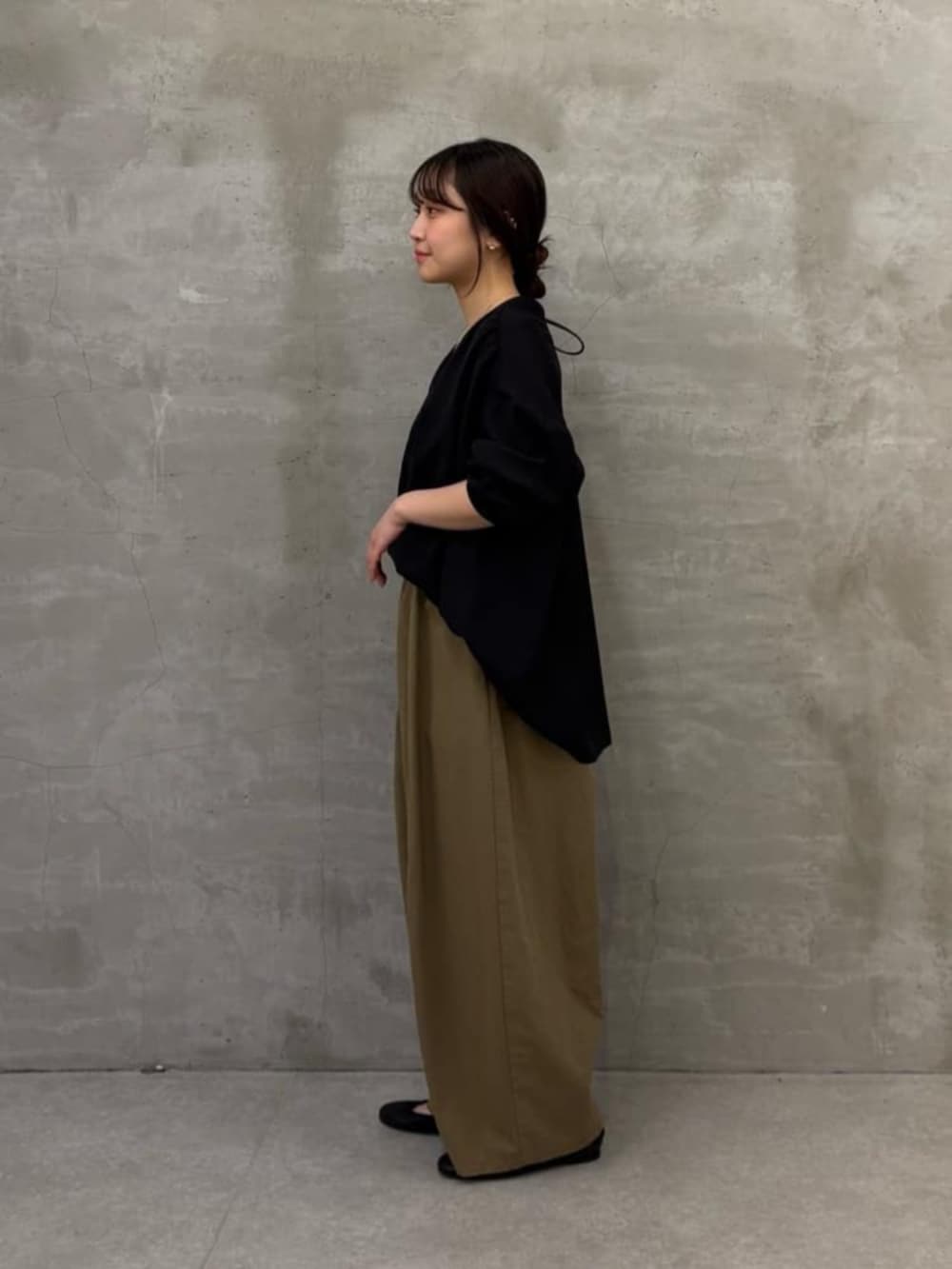 ブラック系のシャツ/ブラウスを着用したレディースの冬コーディネートの6枚目の写真