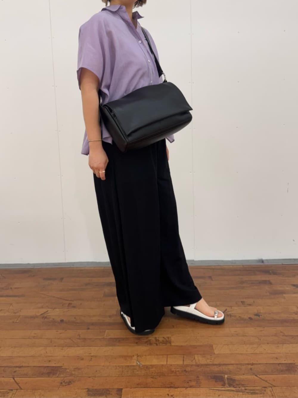 ブラック系のその他パンツ、ホワイト系のサンダル、ブラック系のショルダーバッグを着用したレディースの春コーディネートの5枚目の写真