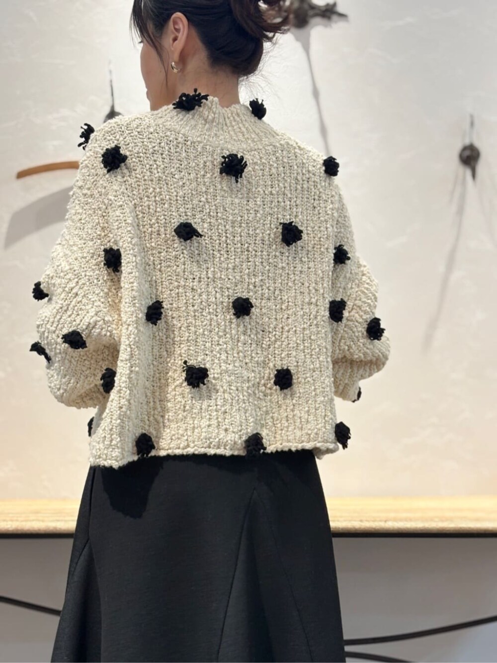 ブラック系のトートバッグ、ブラック系のスカートを着用したレディースの冬コーディネートの6枚目の写真