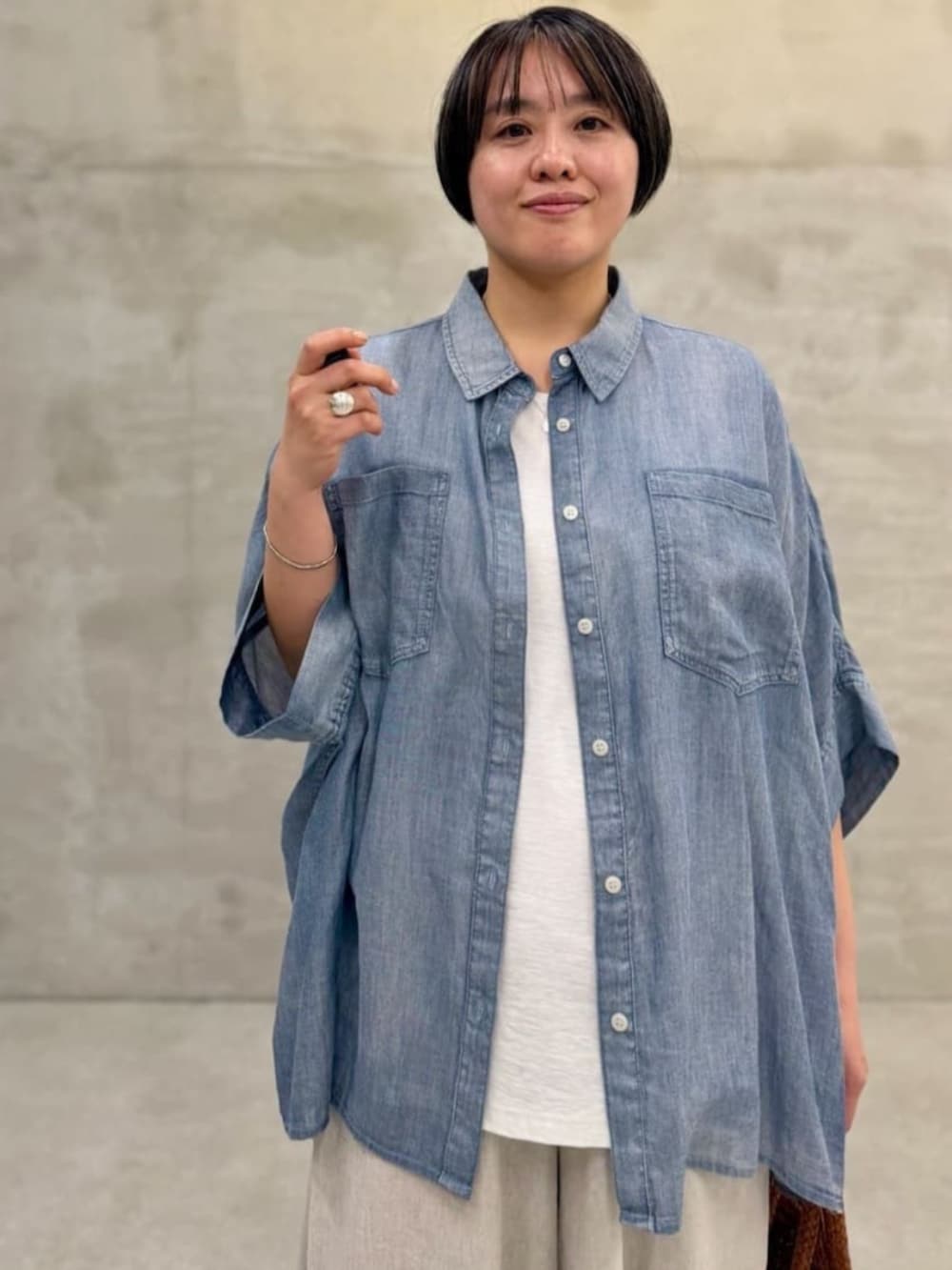 ベージュ系のその他パンツ、ブルー系のシャツ/ブラウスを着用したレディースの春コーディネートの6枚目の写真