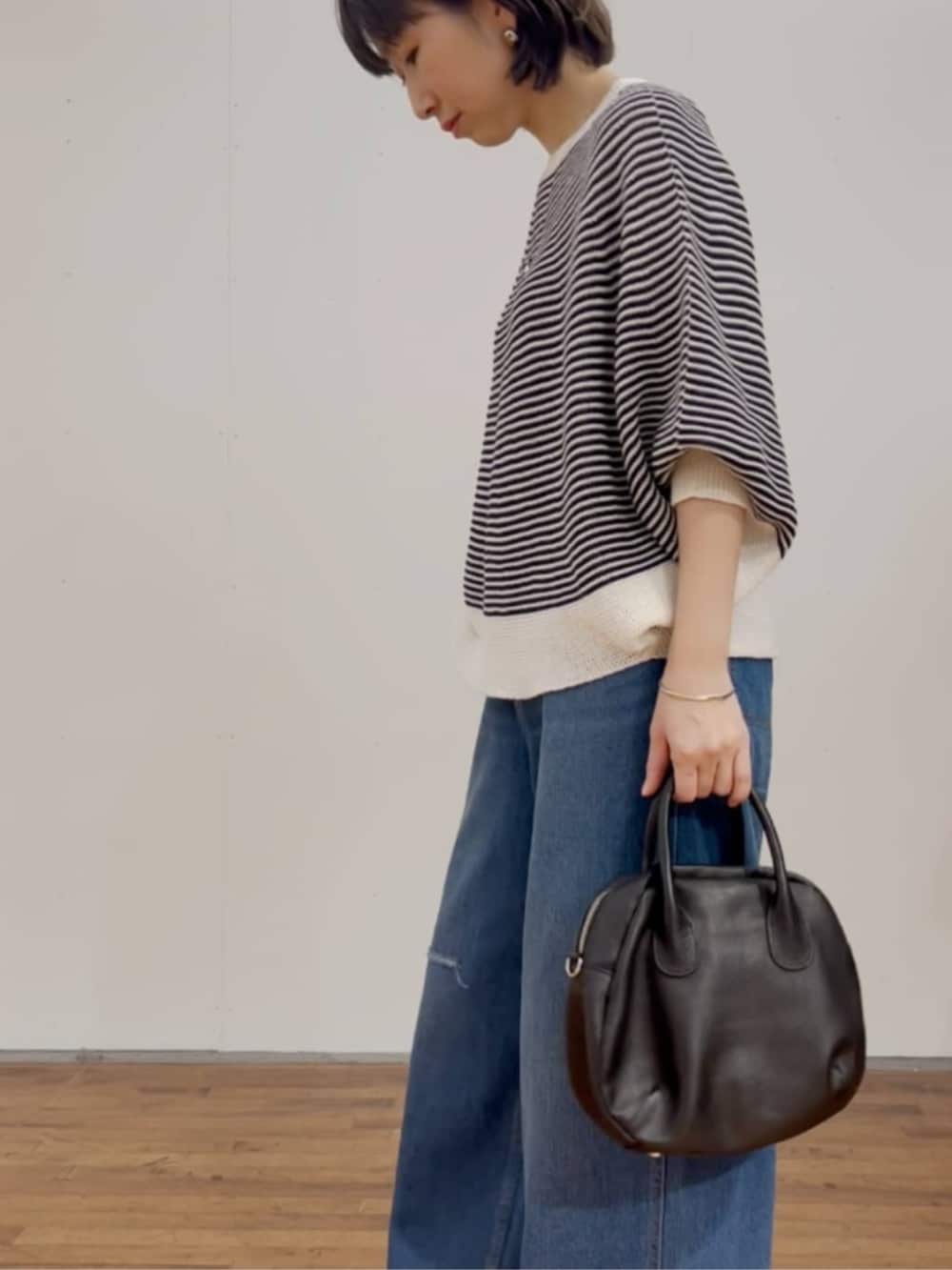 ブルー系のニット/セーター、ブルー系のその他パンツを着用したレディースの春コーディネートの8枚目の写真