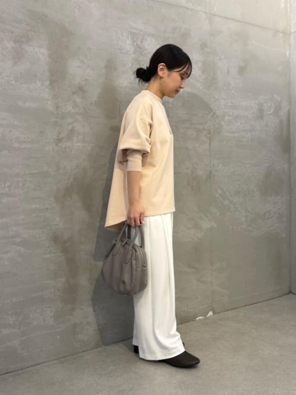 ピンク系のTシャツ/カットソー、ホワイト系のその他パンツを着用したレディースの夏コーディネートの5枚目の写真