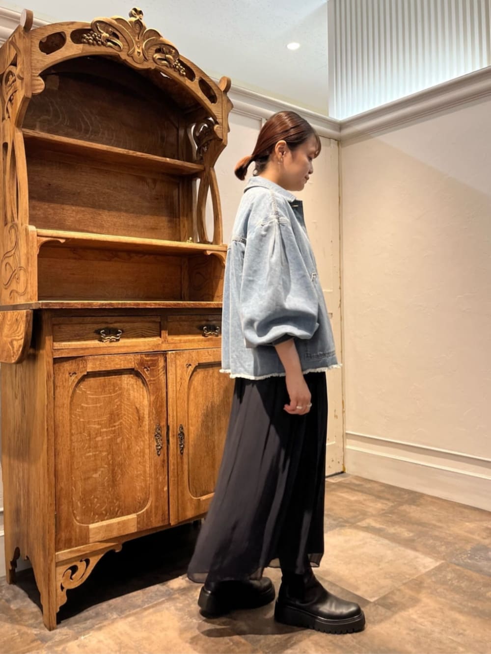 ブルー系のデニムジャケット、ブラック系のその他パンツを着用したレディースの冬コーディネートの2枚目の写真