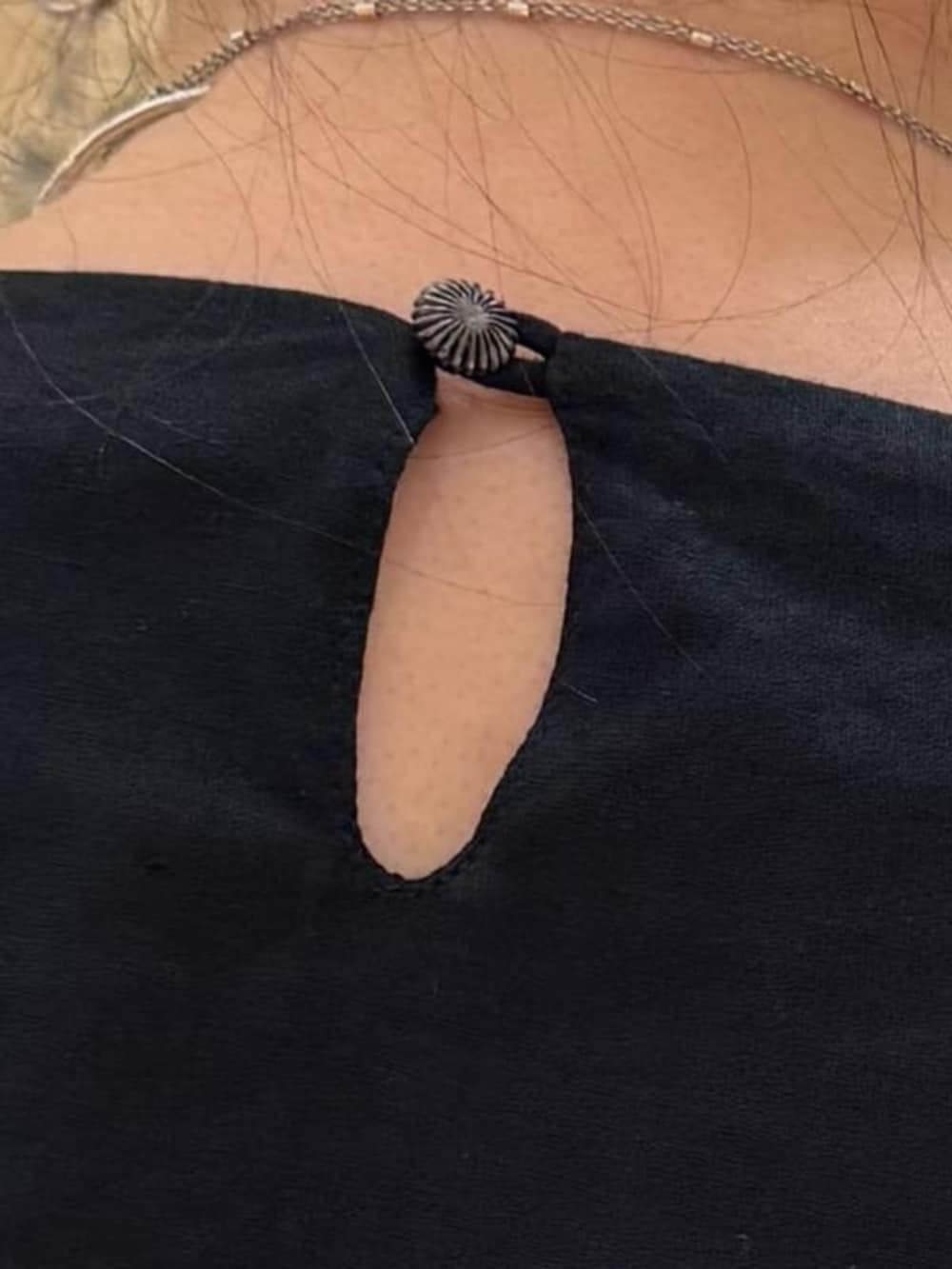 グレー系のボストンバッグ、ブラック系のシャツ/ブラウス、ブラック系のその他パンツを着用したレディースの冬コーディネートの8枚目の写真