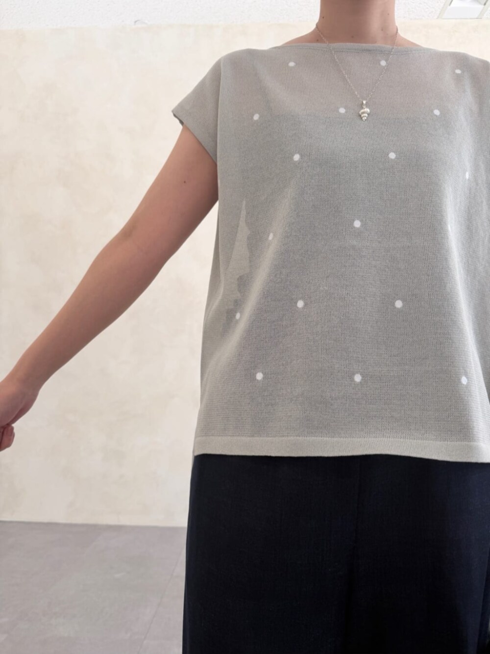 ブルー系のその他パンツ、ブラック系のボストンバッグ、グレー系のニット/セーターを着用したレディースの春コーディネートの4枚目の写真