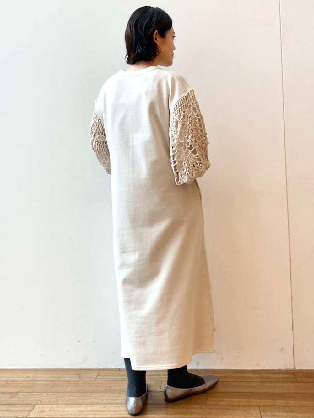 ホワイト系のワンピースを着用したレディースの冬コーディネートの4枚目の写真