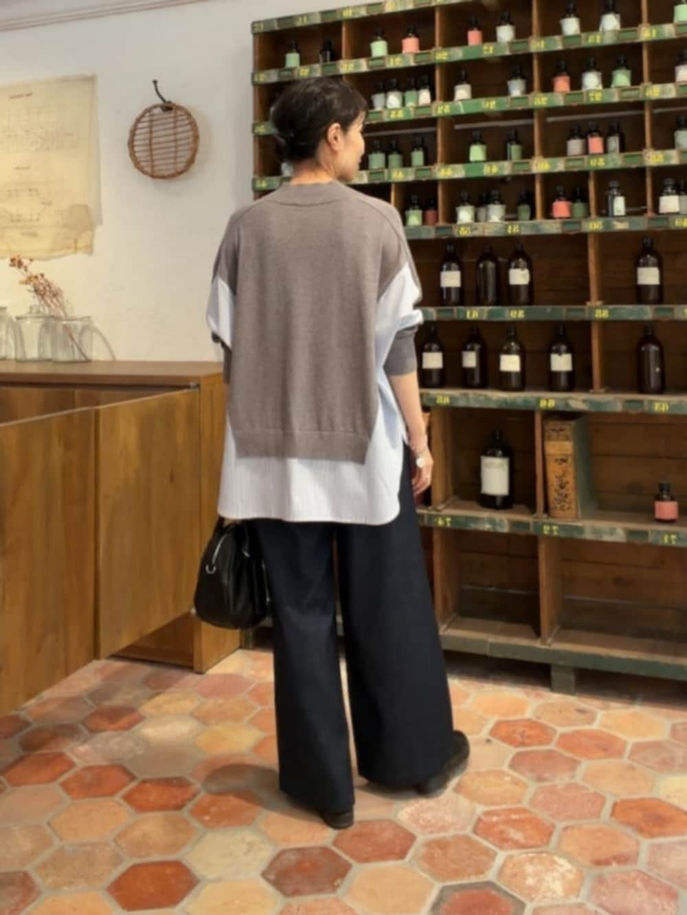 ブルー系のその他パンツ、グレー系のニット/セーターを着用したレディースの秋コーディネートの3枚目の写真