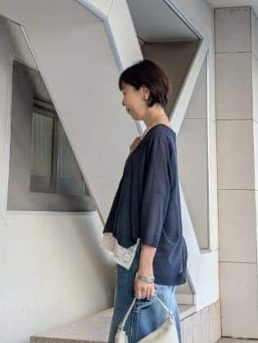 ホワイト系のトートバッグ、ブルー系のその他パンツ、ホワイト系のシャツ/ブラウスを着用したレディースの春コーディネートの4枚目の写真